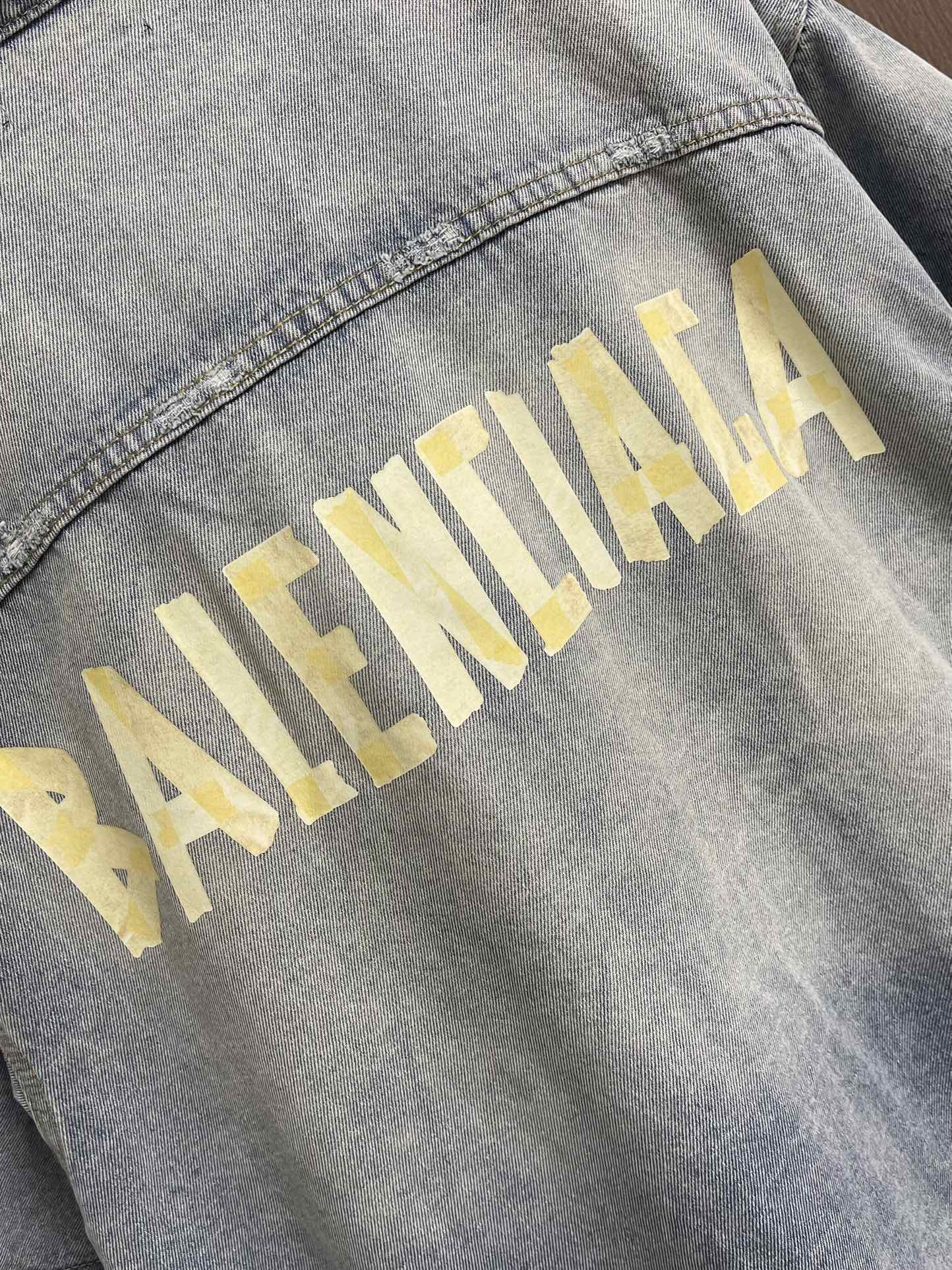 Balenciaga 经典美纹纸宽松牛仔马甲外套，采用竹节棉460克高端定制面料，洗水磨破效果极佳，手感