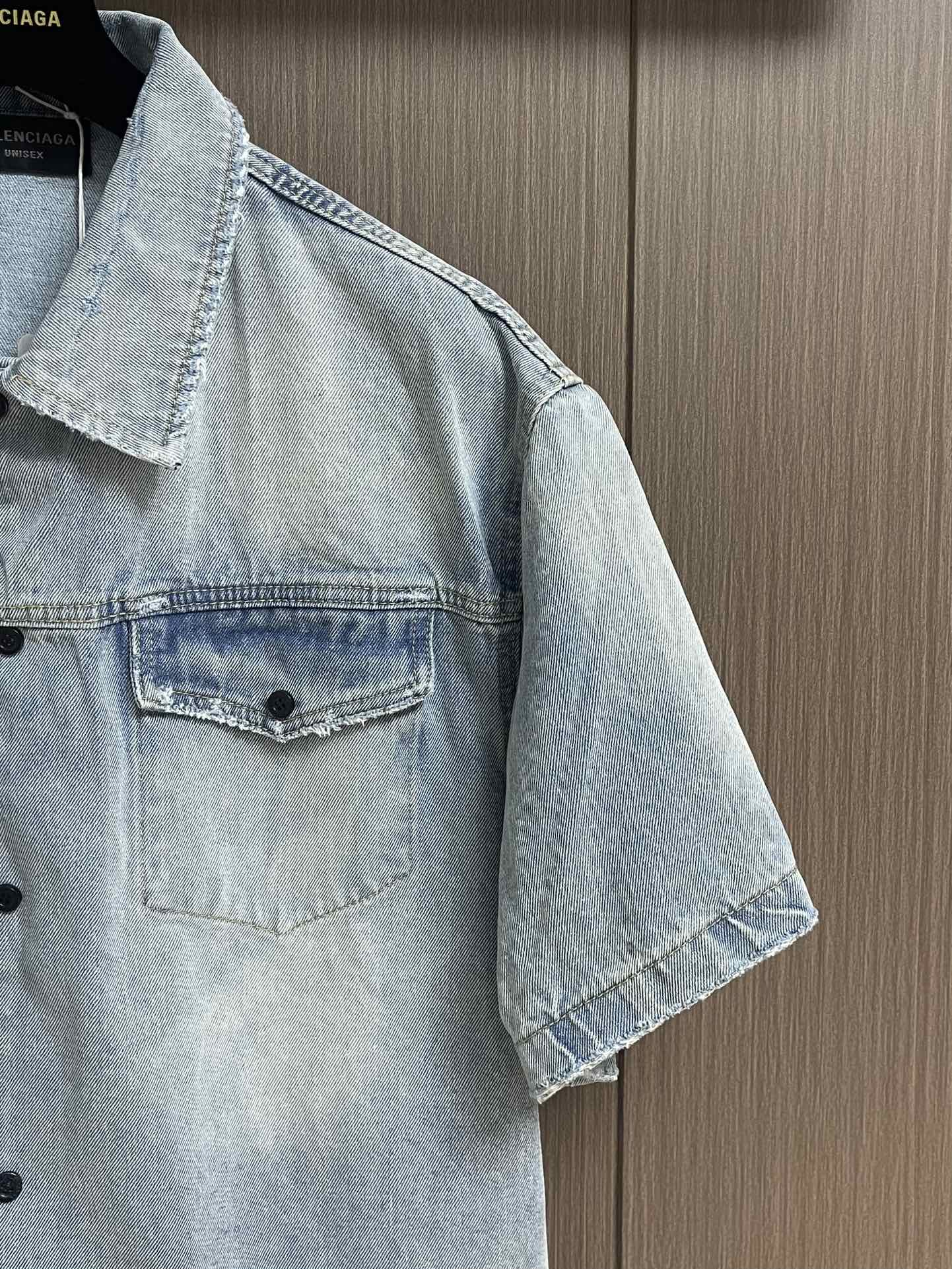 Balenciaga 经典美纹纸宽松牛仔马甲外套，采用竹节棉460克高端定制面料，洗水磨破效果极佳，手感