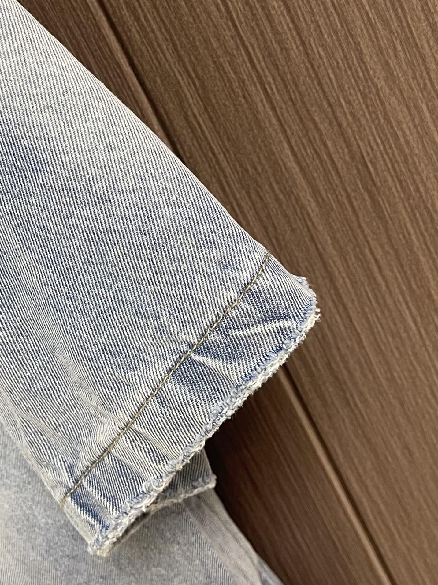 Balenciaga 经典美纹纸宽松牛仔马甲外套，采用竹节棉460克高端定制面料，洗水磨破效果极佳，手感