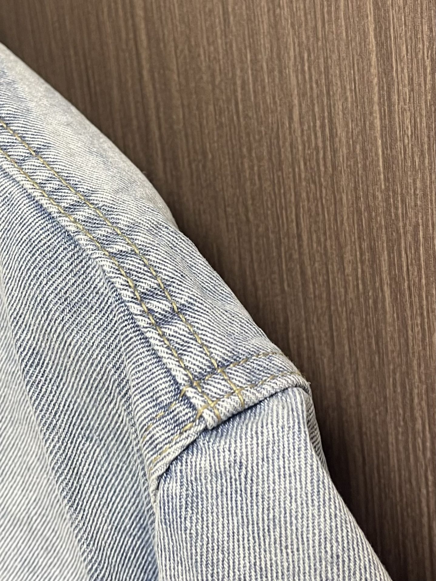 Balenciaga 经典美纹纸宽松牛仔马甲外套，采用竹节棉460克高端定制面料，洗水磨破效果极佳，手感