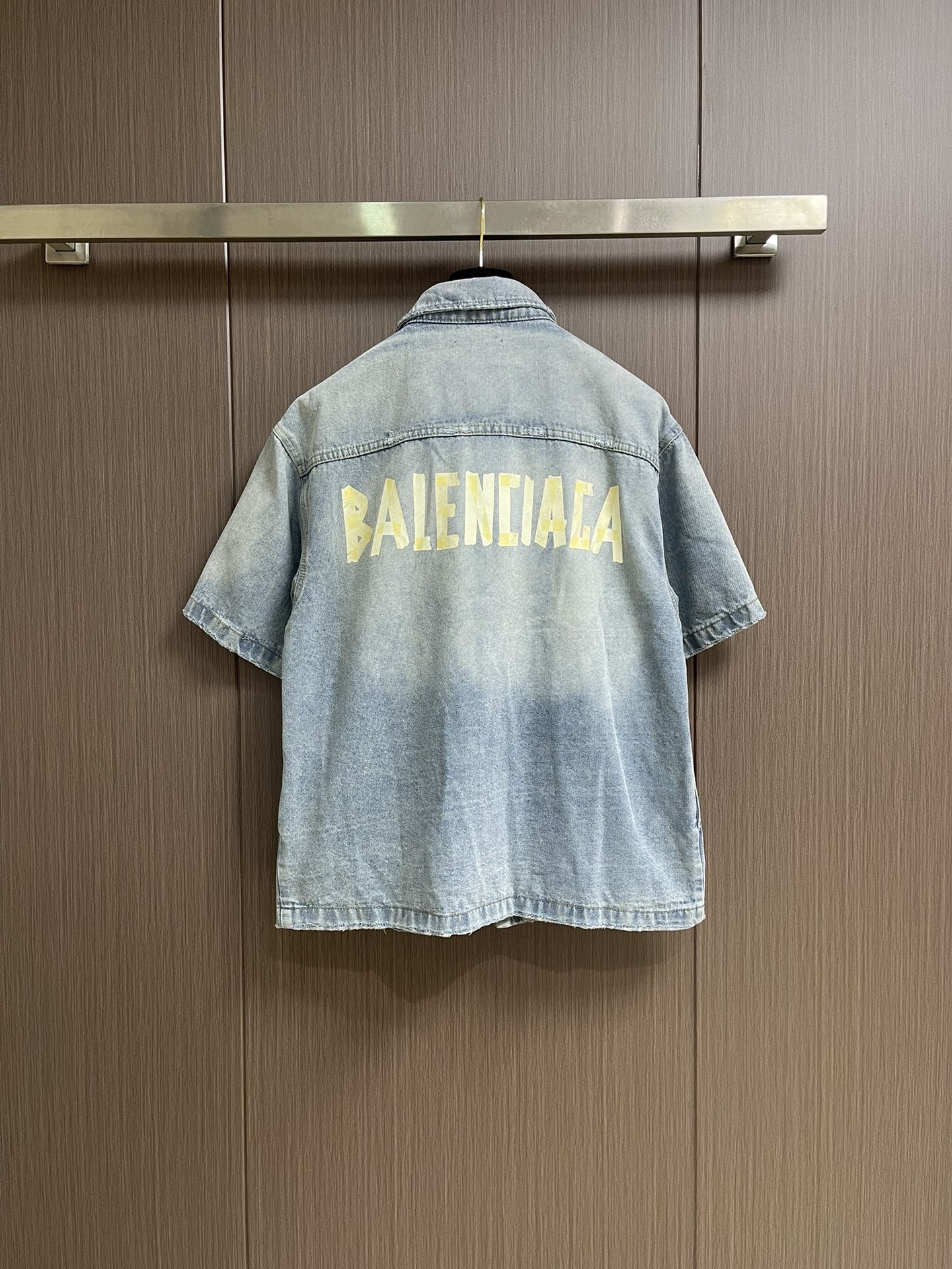 Balenciaga 经典美纹纸宽松牛仔马甲外套，采用竹节棉460克高端定制面料，洗水磨破效果极佳，手感