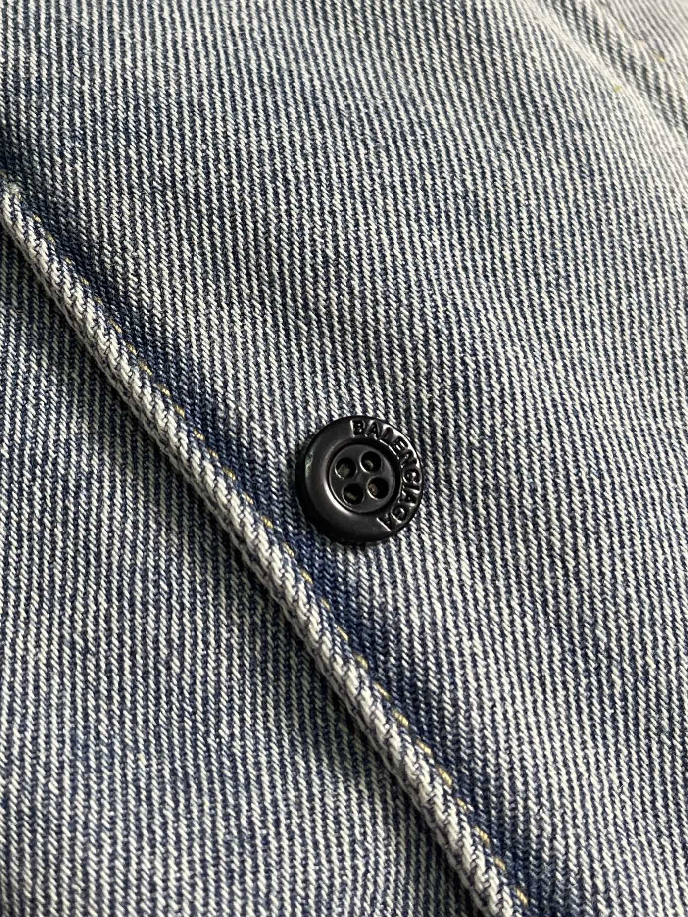 Balenciaga 经典美纹纸宽松牛仔马甲外套，采用竹节棉460克高端定制面料，洗水磨破效果极佳，手感