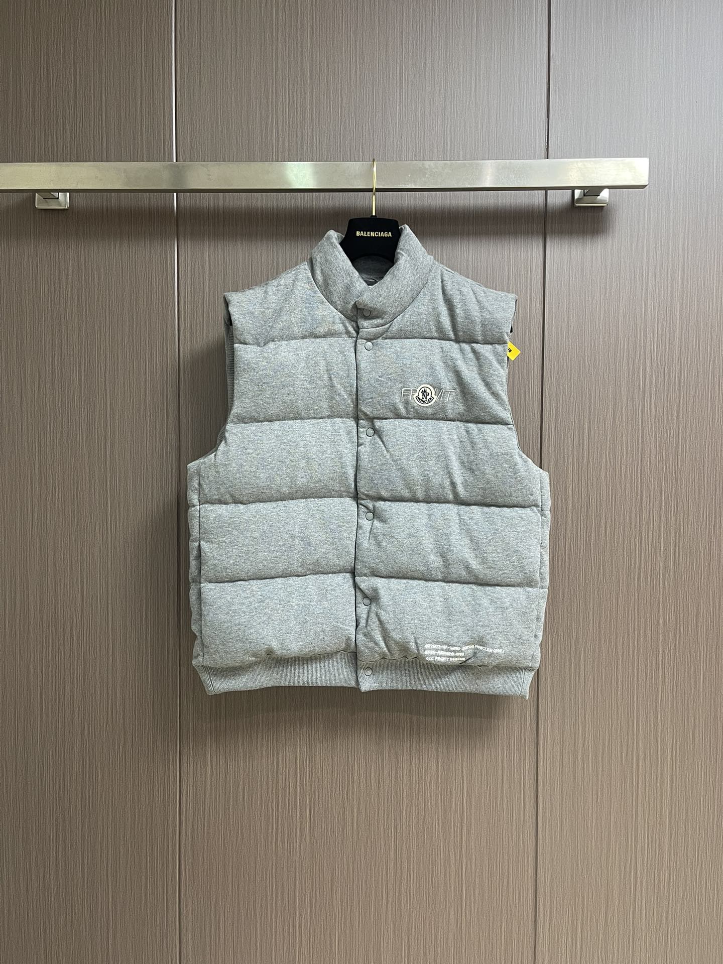 NO:537668,Moncler X FRT gilet Men's Hiroshi Fujiwara Co-branded Down Vest Vest This Moncler x FRT Men's down vest is part of a hardworking wardrobe. Made of cotton and Hiroshi Fujiwara, this cotton down vest is a symbol of Moner x FRT design language. This lightweight sweater is made of cotton, down filled with down, embroidered with logo embroidery, down jacket, alexander wang19860909Moncler X FRT gilet男士藤原浩联名羽绒马甲背心 这款 Moner x FRT 男士羽绒马甲是勤劳必备单品衣橱的一部分,采用棉质制成与Hiroshi Fujiwara共同打造的这款棉质羽绒马甲是 Moner x FRT设计语言的象征.这款轻盈的针织衫采用棉质制成,采用羽绒填充,饰有徽标刺绣,,down jacket,alexander wang,Men's clothing