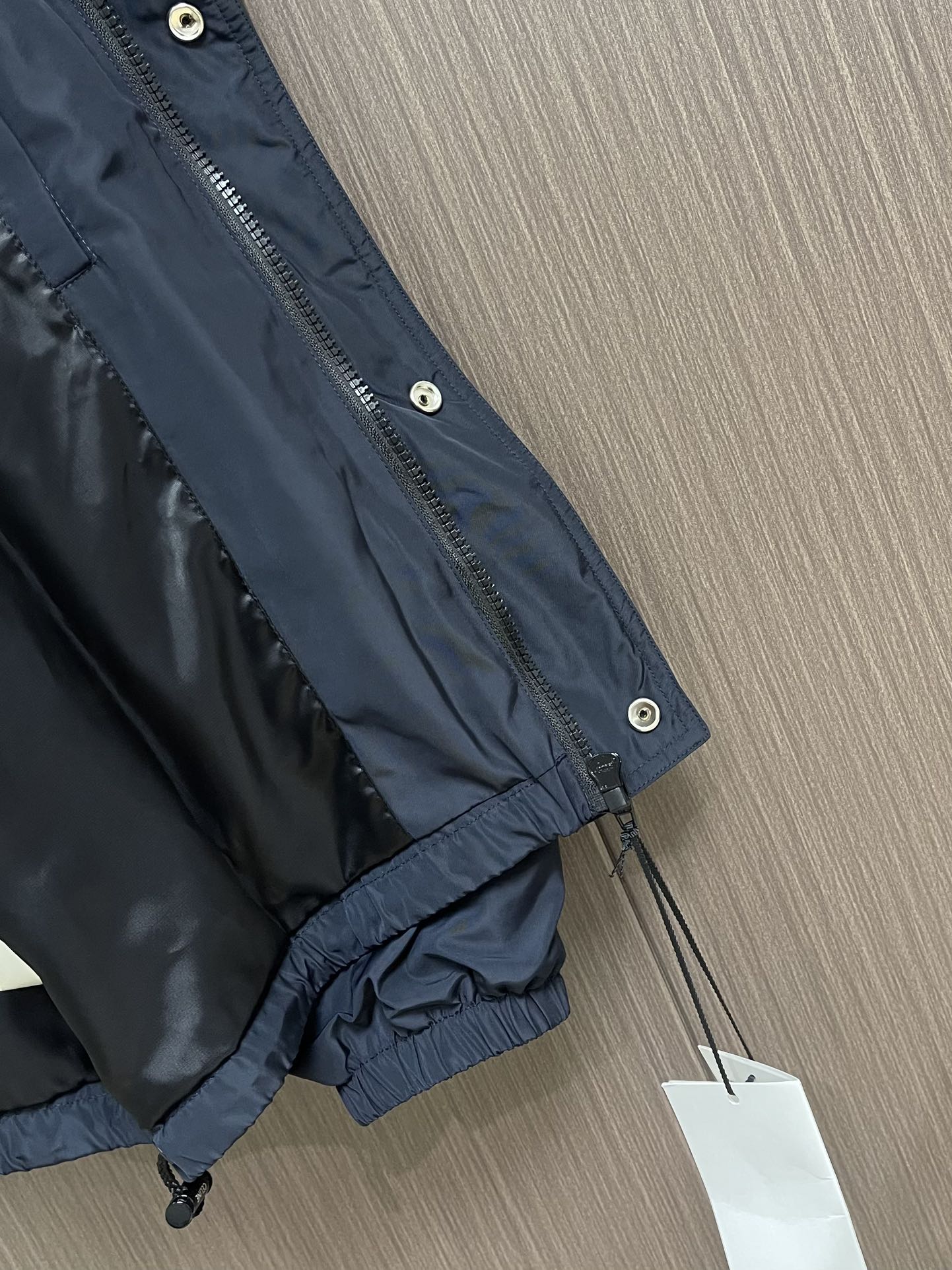 Celine 饰刺绣连帽风衣外套，选用100％聚酯纤维打造而成的牛津布面料。纤维特性具有良好的韧性，加上