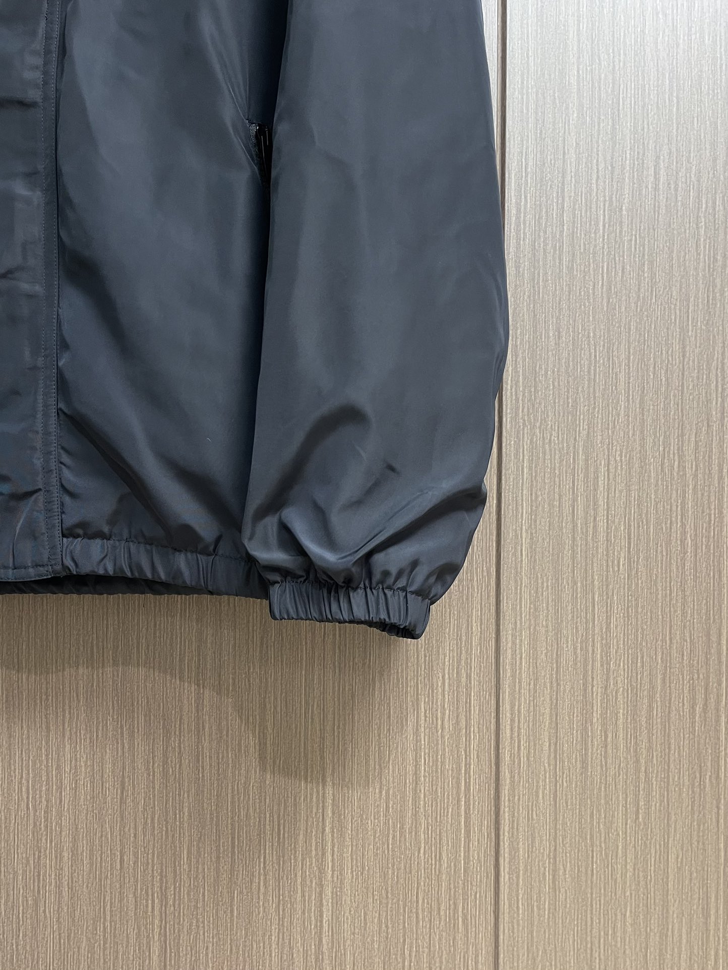 Celine 饰刺绣连帽风衣外套，选用100％聚酯纤维打造而成的牛津布面料。纤维特性具有良好的韧性，加上