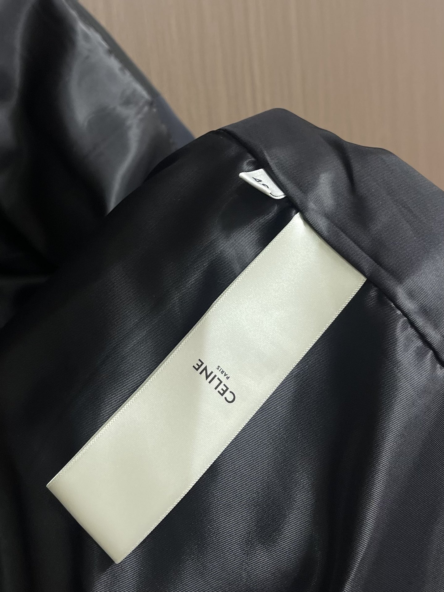 Celine 饰刺绣连帽风衣外套，选用100％聚酯纤维打造而成的牛津布面料。纤维特性具有良好的韧性，加上