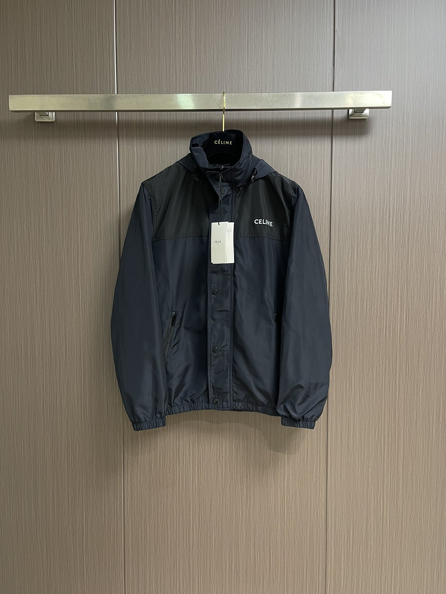 NO:537685,Celine embroidered hooded windbreaker jacket is made of Oxford fabric made of polyester fiber. The fiber characteristics are good toughness, and the Oxford cloth lattice weaving structure makes the fabric tight structure, very resistant to pulling and friction, and at the same time has certain water-repellent resistance. The polyester fiber itself is not dense, and while providing high strength, it maintains a relatively light weight and is free of burden to wear. The computer embroidery machine sets an extremely high stitch density, and the fabric and the base liner are tightly fixed to the frame of the embroidery machine, with uniform tension and just right. The double-axis linear guide drives the embroidery frame, and the frame shift accuracy can reach 0.01mmP, ensuring accurate positioning, and the embroidery pattern completely covers the base cloth. Zippers and 6 snap buckles engraved with CELINE enhance double protection. Size S-XL 46-52,,celine,jackets &  coats, hats, alexander wang19860909Celine 饰刺绣连帽风衣外套,选用聚酯纤维打造而成的牛津布面料.纤维特性具有良好的韧性,加上牛津布格子状织法结构使面料结构紧密,非常耐拉扯,耐磨擦,同时又有一定的防泼水性能.聚酯纤维本身密度不高,在提供高强度的同时,保持了相对较轻的重量,穿着无负担.通过电脑绣花机设置极高的针迹密度,将面料和底衬一同紧绷地固定在绣花机的框架上,张力均匀且恰到好处.双轴直线导轨驱动绣框,移框精度可达0.01mmP,确保精准定位,刺绣图案完全覆盖底布.拉链和6枚镌刻CELINE字样的按扣开合提升双重防护.尺码S-XL 46-52,,celine,jackets & coats,hats,alexander wang,Men's clothing