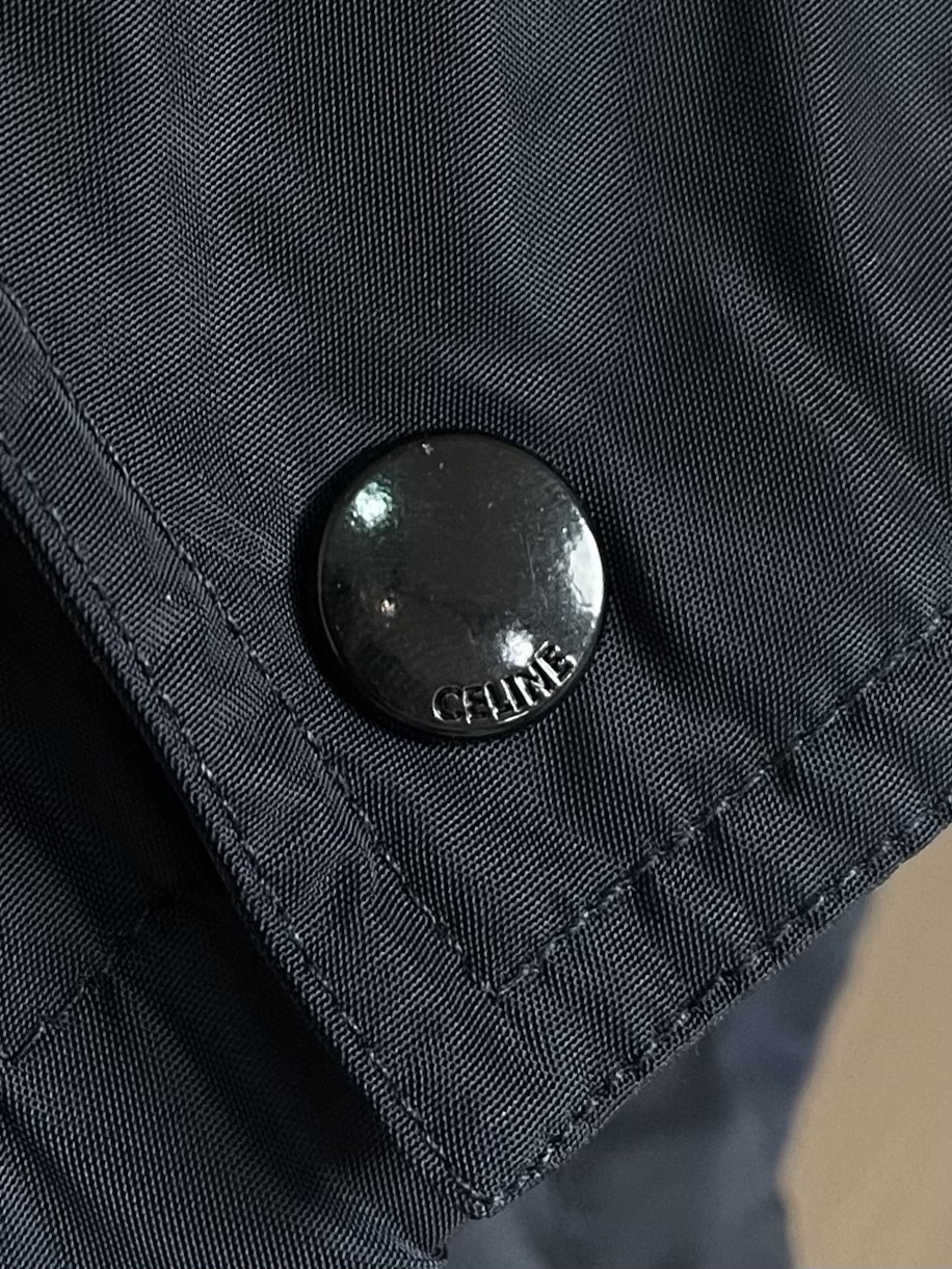 Celine 饰刺绣连帽风衣外套，选用100％聚酯纤维打造而成的牛津布面料。纤维特性具有良好的韧性，加上