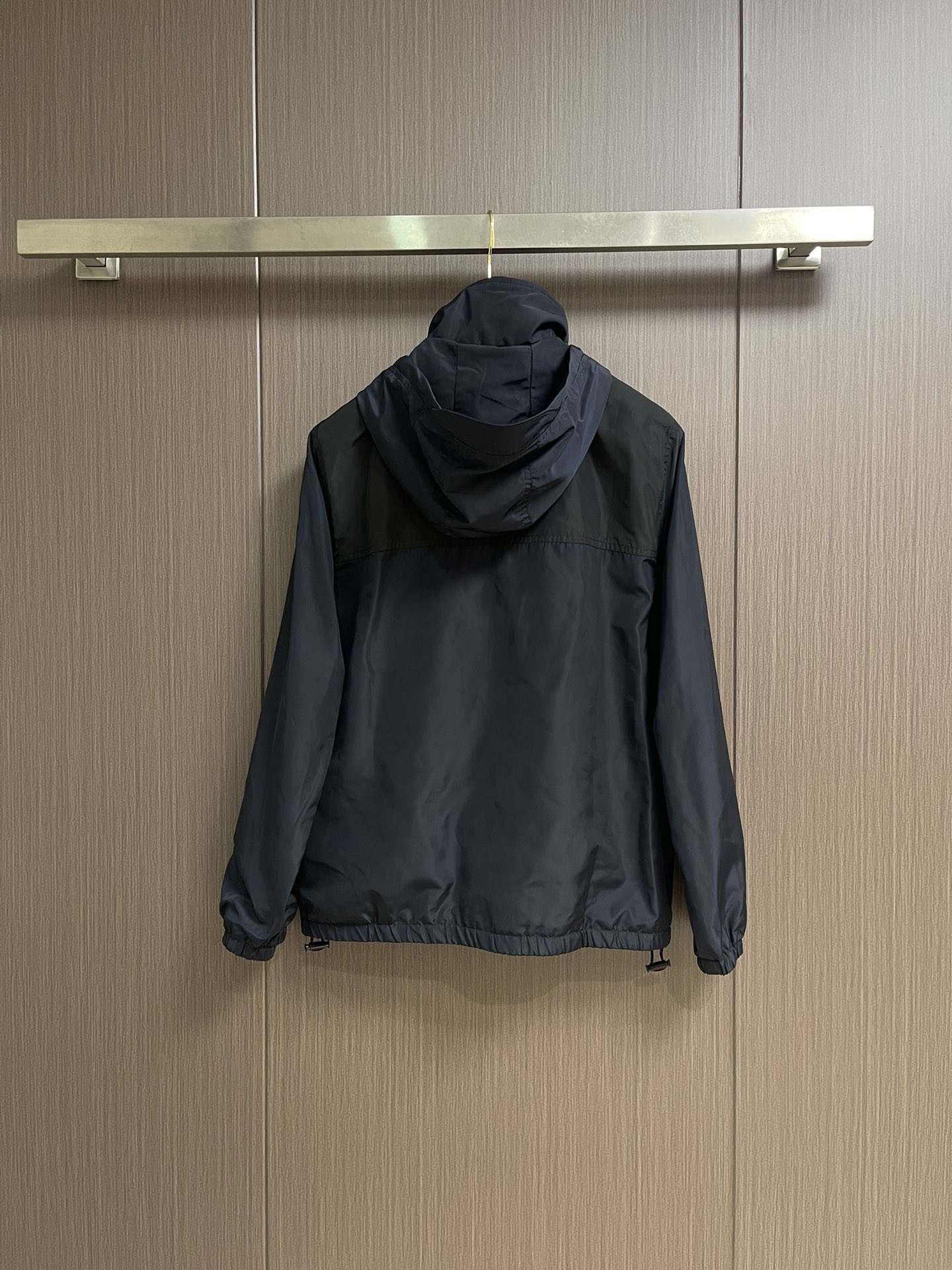 Celine 饰刺绣连帽风衣外套，选用100％聚酯纤维打造而成的牛津布面料。纤维特性具有良好的韧性，加上