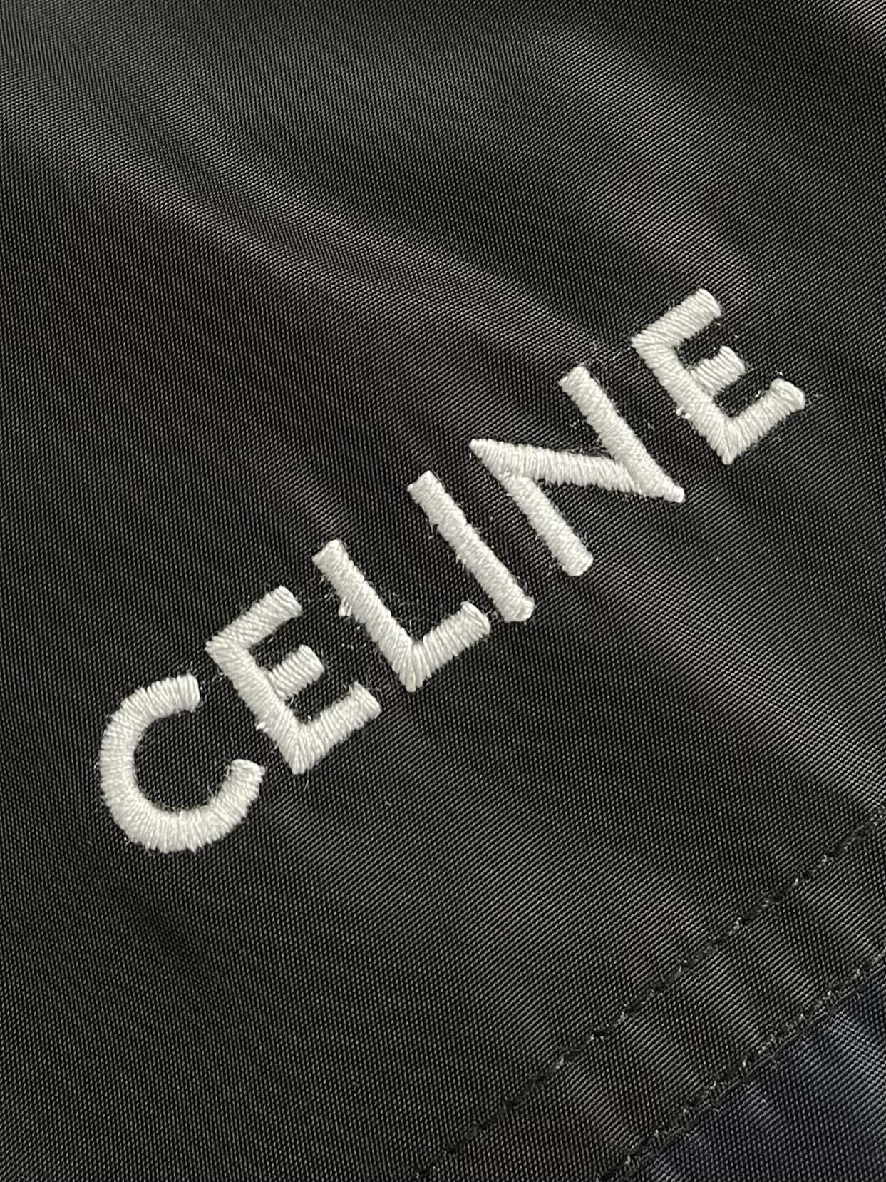 Celine 饰刺绣连帽风衣外套，选用100％聚酯纤维打造而成的牛津布面料。纤维特性具有良好的韧性，加上
