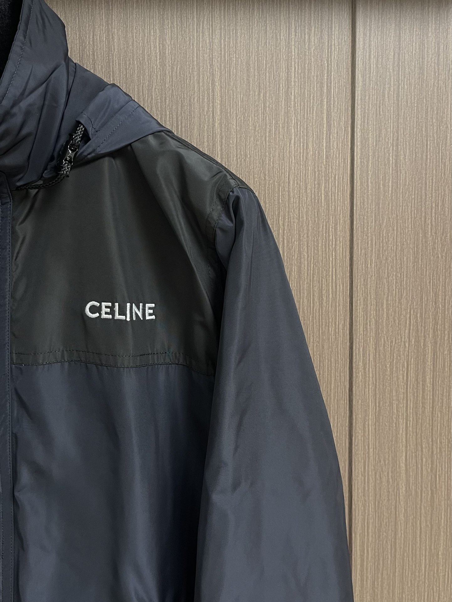 Celine 饰刺绣连帽风衣外套，选用100％聚酯纤维打造而成的牛津布面料。纤维特性具有良好的韧性，加上
