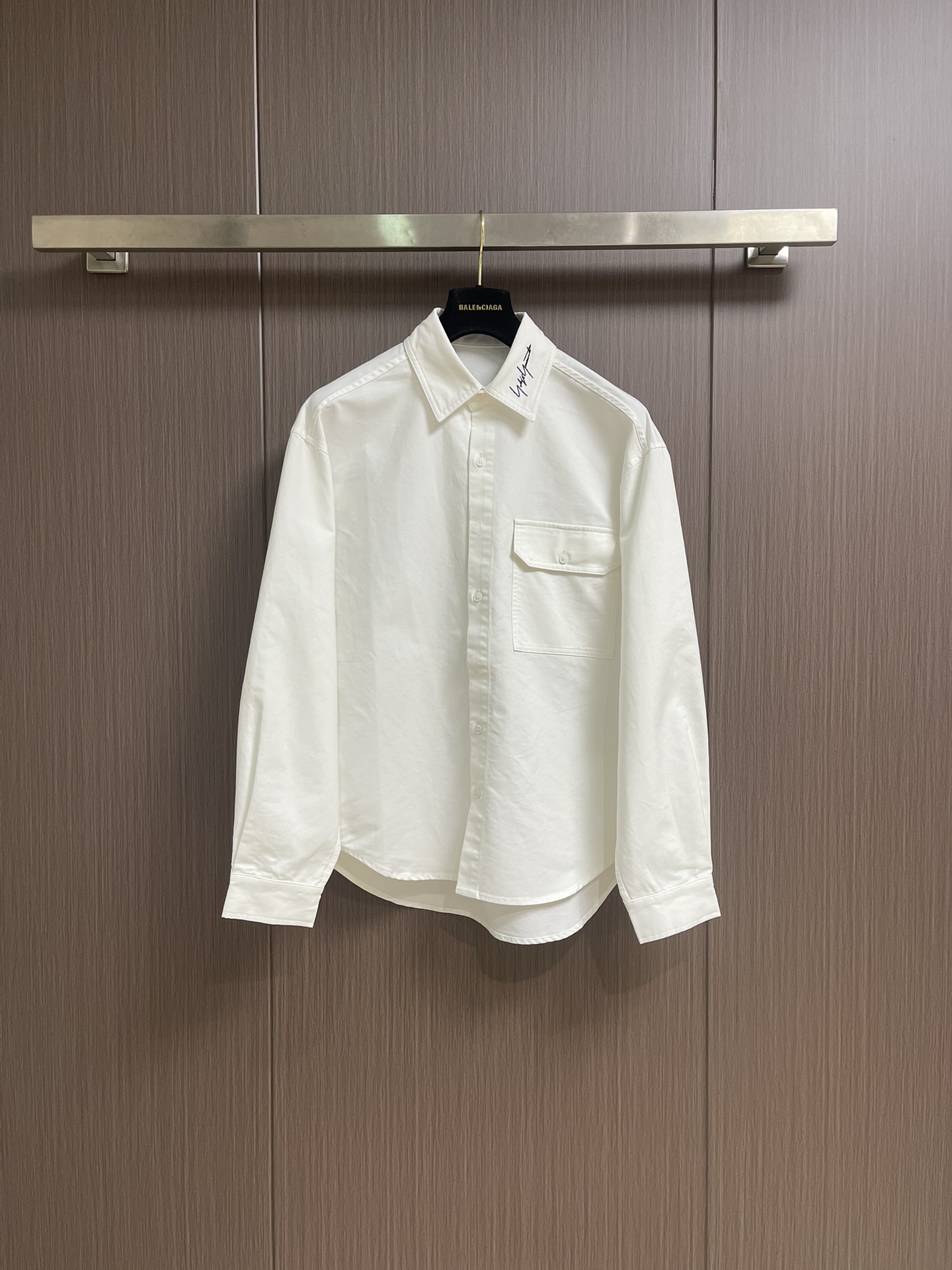 NO:538688,Y3 Handwritten signature logo embroidery long-sleeved shirt, customized customer-supplied fabric.  Jet jacquard machine cotton yarn is fixed for color and fried.  Back patch embroidered Y3 letter logo, upper body high street versatile. Size S-XL S size clothes 78 shoulder width 57 bust 121 M size clothes 80 shoulder width 58 bust 125 L size clothes 82 shoulder width 59 bust 129 XL size clothes 84 shoulder width 60 bust 133,,shirts,alexander wang19860909Y3 手写签名字母logo刺绣标识长袖衬衫,定制客供面料．喷气提花机 棉纱定染炒色．后背贴布刺绣Y3字母标识,上身高街百搭.尺码S-XL S码衣长78肩宽57胸围121 M码衣长80 肩宽58胸围125 L码衣长82肩宽59胸围129 XL码衣长84 肩宽60胸围133,,shirts,alexander wang,Men's clothing