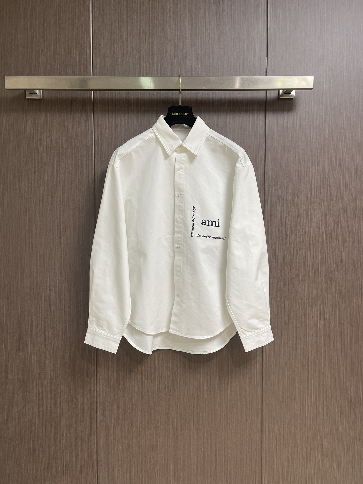 NO:538682,Ami Paris Brand logo embroidered long-sleeved shirt Customized flexible Oxford cotton Excellent texture Firm and smooth Comfortable skin Embedding process Using imported machine embroidery technology Use advanced computer control systems and precision mechanical components to achieve Ami embroidery operations High precision Smooth and delicate lines Fabrics have been washed, with better textured texture Not easy to deform, Not easy to shrink, Not easy to fade, Maintain long-term beauty. Size S-XL S-Size 78 Shoulder width 57 Bust 121 M Size 80 Shoulder width 58 Bust 125 L S-Size 82 Shoulder width 59 Bust 129 XL S-Size 84 Shoulder width 60 Bust 133,,shirts,alexander wang19860909Ami Paris 品牌标识刺绣长袖衬衫 定制臻品柔韧牛津棉布 质感卓越 紧致而爽滑 舒适贴肤 采用进口机刺绣工艺 使用先进的计算机控制系统和精密的机械部件 实现Ami 刺绣作业 精度高 线条流畅而细腻 面料都经过浇洗 手感质感更佳 不易变形 不易缩水 不易褪色 保持长久的美观.尺码S-XL S码衣长78肩宽57胸围121 M码衣长80 肩宽58胸围125 L码衣长82肩宽59胸围129 XL码衣长84 肩宽60胸围133,,shirts,alexander wang,Men's clothing