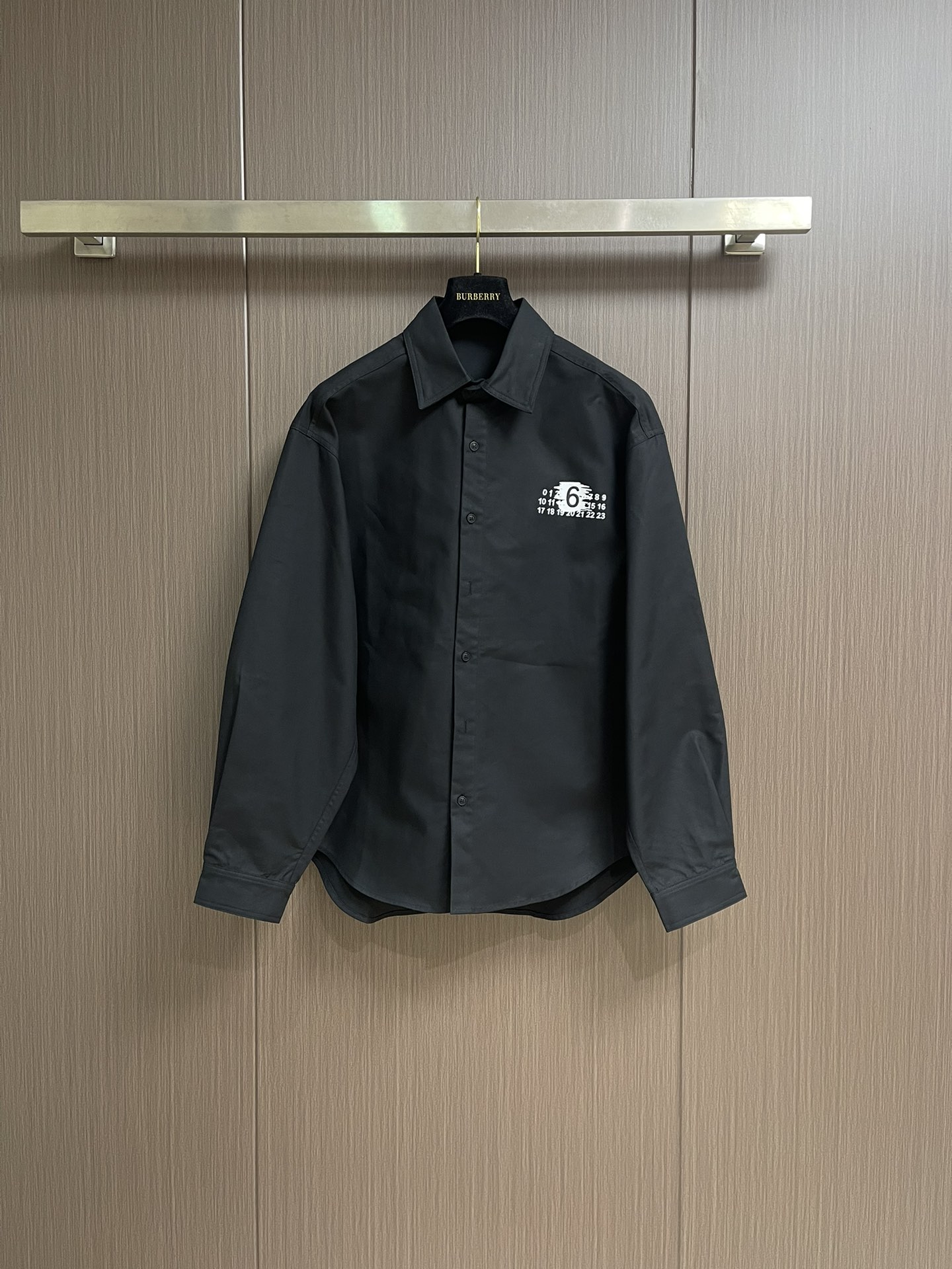 NO:539642,Maison Margiela MM6 2025SS autumn and winter long-sleeved shirt fabric is imported from Australia 180g long-woven yarn with high density hard fabric ready-to-wear graffiti hand-painted custom logo. Size S-XL S size clothes 78 shoulder width 57 bust 121 M size clothes 80 shoulder width 58 bust 125 L size clothes 82 shoulder width 59 bust 129 XL size clothes 84 shoulder width 60 bust 133,,masion margiela,masion margiela,shirts,alexander wang19860909Maison Margiela马吉拉MM6 2025SS秋冬长袖衬衫 面料采用澳洲进口180g天纱定织高密度 硬挺面料 成衣涂鸦手绘 定做logo.尺码S-XL S码衣长78肩宽57胸围121 M码衣长80 肩宽58胸围125 L码衣长82肩宽59胸围129 XL码衣长84 肩宽60胸围133,,masion margiela,masion margiela,shirts,alexander wang,Men's clothing