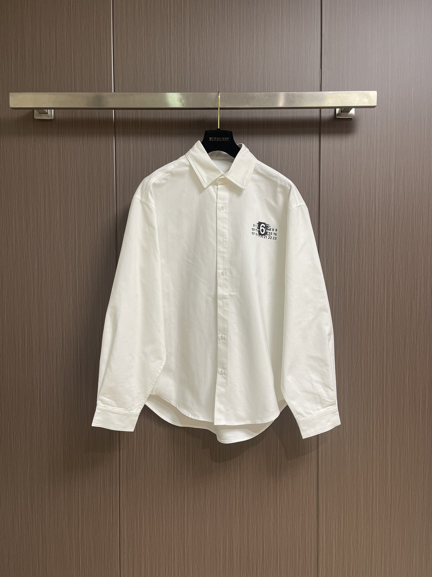 NO:539645,Maison Margiela MM6 2025SS autumn and winter long-sleeved shirt The fabric is made of 180g imported from Australia and is fixed with high density hard fabric ready-made doodle hand-painted custom logo Size S-XL S size clothes 78 shoulder width 57 bust 121 M size clothes 80 shoulder width 58 bust 125 L size clothes 82 shoulder width 59 bust 129 XL size clothes 84 shoulder width 60 bust 133,,masion margiela,masion margiela,shirts,alexander wang19860909Maison Margiela马吉拉MM6 2025SS秋冬长袖衬衫 面料采用澳洲进口180g天纱定织高密度 硬挺面料 成衣涂鸦手绘 定做logo 尺码S-XL S码衣长78肩宽57胸围121 M码衣长80 肩宽58胸围125 L码衣长82肩宽59胸围129 XL码衣长84 肩宽60胸围133,,masion margiela,masion margiela,shirts,alexander wang,Men's clothing