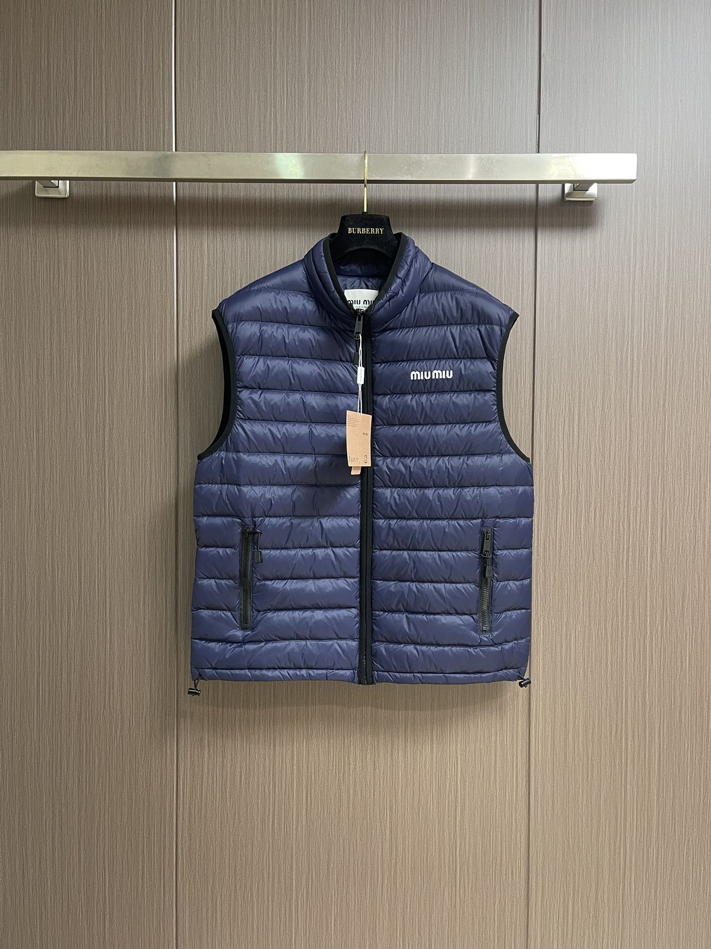 NO:539625,Miumiu Miumi logo letter embroidered down vest, high-end nylon fabric made of high-end polyamide fiber, 90 national standard high-quality down, with a high loading of 180 grams, high fluffy and strong warmth. The logo uses imported machine embroidery technology, using advanced computer control systems and precise mechanical components. Size 44-46-48-50-52,,miumiu, down jacket, alexander wang19860909miumiu 缪缪标识字母刺绣羽绒马甲,选用高支数的聚酰胺纤维打造的高端尼龙面料,90国标高品质羽绒,充绒量达到了180克,蓬松度高、保暖性强 徽标采用进口机刺绣工艺,使用先进的计算机控制系统和精密的机械部件.尺码44-46-48-50-52,,miumiu,down jacket,alexander wang,Men's clothing