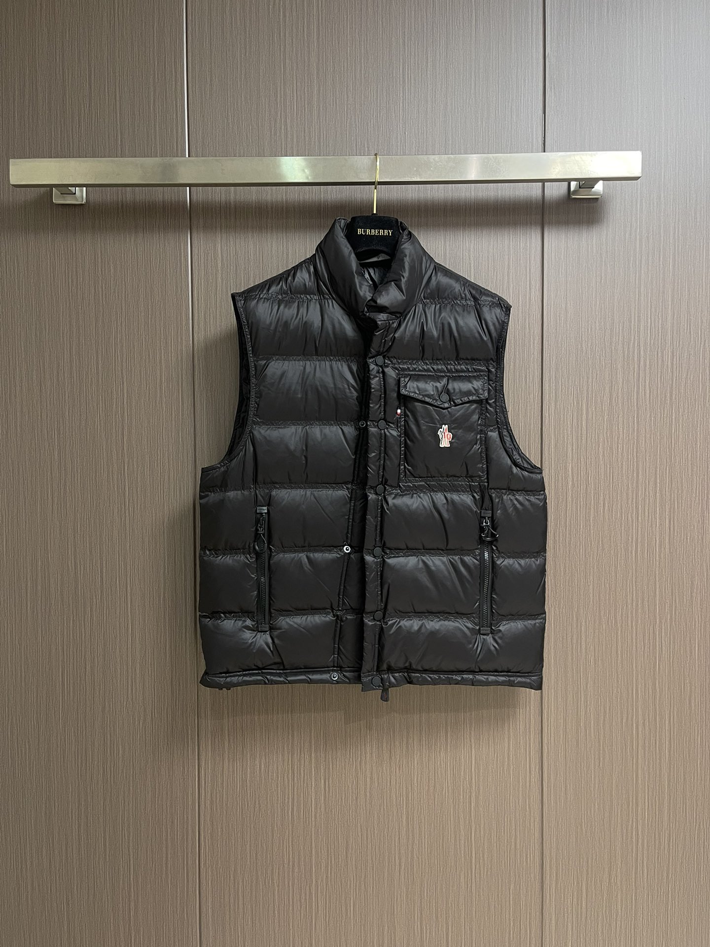 NO:539637,Moncler The reflective down vest is made of extremely fine nylon yarns and is knitted in a high density manner. The number of yarns per unit area is large, and the gaps between the yarns are very small, which can effectively block the penetration of cold air. The fine weaving method keeps it lightweight and soft, and in terms of physical structure, limits the light down fibers from the gaps. The nylon fiber itself has good wear resistance and is not easy to hook, which significantly improves the service life and easily cope with multiple scenarios. The lid made of high-density braided with polyester fibers has a thickness of 0.08mm to avoid increasing the overall thickness. Weight and smooth, high-density braided structure forms an air resistance layer, protecting the thermal efficiency of the warm-keeping layer from loss, and can withstand down expansion pressure to prevent deformation and damage after long-term use. 90 white duck down is selected, with a weight of 130g, ensuring excellent warm-keeping performance. After strict screening and processing of the velvet, it is not easy to drill velvet, ensuring durability. The logo is arranged in regular arrangement of dozens of small holes on the triangular reflector through the reflective cloth punching process, which improves functionality and enhances recognition and aesthetics. Size 1-2-3-4,,down Jacket,alexander wang19860909Moncler 饰反光标羽绒马甲,选用极细锦纶纱线通过高密度的方式编织而成,单位面积内的纱线数量多,纱线之间的空隙非常小,能有效阻隔冷风穿透.细密的编织法使其保持轻量化和柔软的触感,在物理结构上限制了轻盈的羽绒纤维从缝隙中钻出.锦纶纤维本身拥有良好的耐磨性,不易勾丝,显著提升了使用年限,轻松应对多场景需求.采用聚酯纤维高密编织而成的里布,0.08mm厚度避免增加整体重量且穿着顺滑,高密编织结构形成风阻层,保护保暖层热效率不流失,同时可承受羽绒膨胀压力,防止长期使用后变形破损.选用90白鸭绒,克重达130g,确保保暖性能卓越.绒子经过严格筛选与处理之后,不易钻绒,保证了耐用性.通过反光布冲孔工艺将Logo以数十个小孔规则排列呈现在三角形反光标之上,提升功能性的同时强化了辨识度和美观性.尺码1-2-3-4,,down jacket,alexander wang,Men's clothing