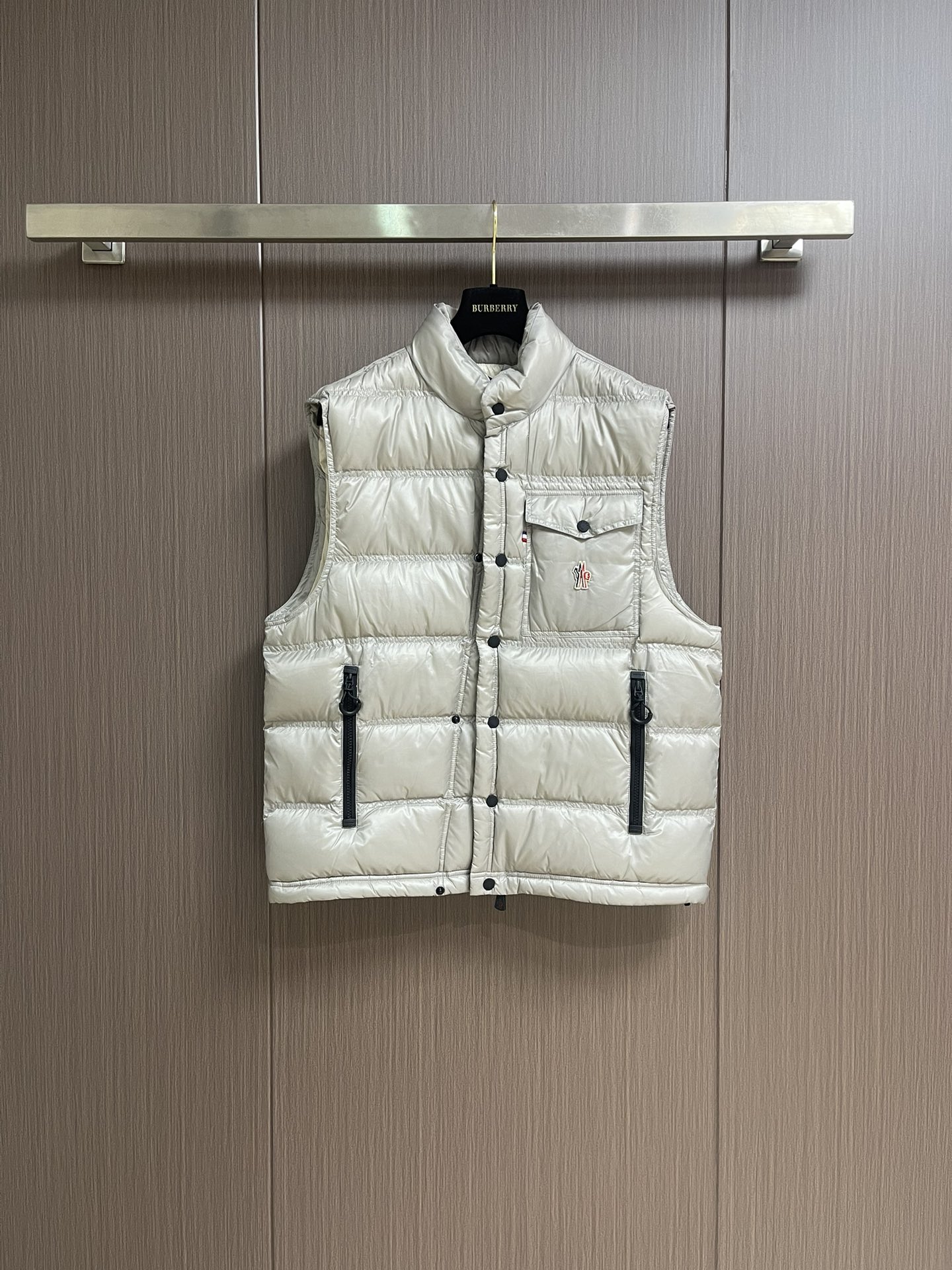 NO:539634,Moncler The reflective down vest is made of extremely fine nylon yarns and is knitted in a high density manner. There are many yarns per unit area, and the gaps between the yarns are very small, which can effectively block the penetration of cold air. The fine weaving method keeps it lightweight and soft, and in terms of physical structure, it limits the light down fibers to drill out of the gaps. The nylon fiber itself has good wear resistance and is not easy to hook, which significantly improves the service life and easily cope with multiple scenarios. The lid made of high-density woven with polyester fibers is 0.08mm thick to avoid increasing the overall Weight and smooth, high-density braided structure forms an air resistance layer, protecting the thermal efficiency of the warm-keeping layer from loss, and can withstand down expansion pressure to prevent deformation and damage after long-term use. 90 white duck down is selected, with a weight of 130g, ensuring excellent warm-keeping performance. After strict screening and processing of the velvet, it is not easy to drill velvet, ensuring durability. The logo is arranged in regular arrangement of dozens of small holes on the triangular reflector through the reflective cloth punching process, which improves functionality and enhances recognition and aesthetics. Size 1-2-3-4,,down Jacket,alexander wang19860909Moncler 饰反光标羽绒马甲,选用极细锦纶纱线通过高密度的方式编织而成,单位面积内的纱线数量多,纱线之间的空隙非常小,能有效阻隔冷风穿透.细密的编织法使其保持轻量化和柔软的触感,在物理结构上限制了轻盈的羽绒纤维从缝隙中钻出.锦纶纤维本身拥有良好的耐磨性,不易勾丝,显著提升了使用年限,轻松应对多场景需求,采用聚酯纤维高密编织而成的里布,0.08mm厚度避免增加整体重量且穿着顺滑,高密编织结构形成风阻层,保护保暖层热效率不流失,同时可承受羽绒膨胀压力,防止长期使用后变形破损.选用90白鸭绒,克重达130g,确保保暖性能卓越.绒子经过严格筛选与处理之后,不易钻绒,保证了耐用性.通过反光布冲孔工艺将Logo以数十个小孔规则排列呈现在三角形反光标之上,提升功能性的同时强化了辨识度和美观性.尺码1-2-3-4,,down jacket,alexander wang,Men's clothing