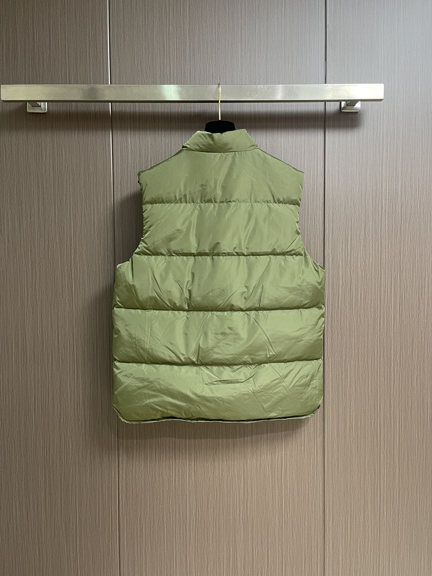 Prada 饰织物三角标羽绒马甲，选品牌标志性的再生尼龙面料，与传统尼龙性能相当，具备高强度，抗撕裂，耐