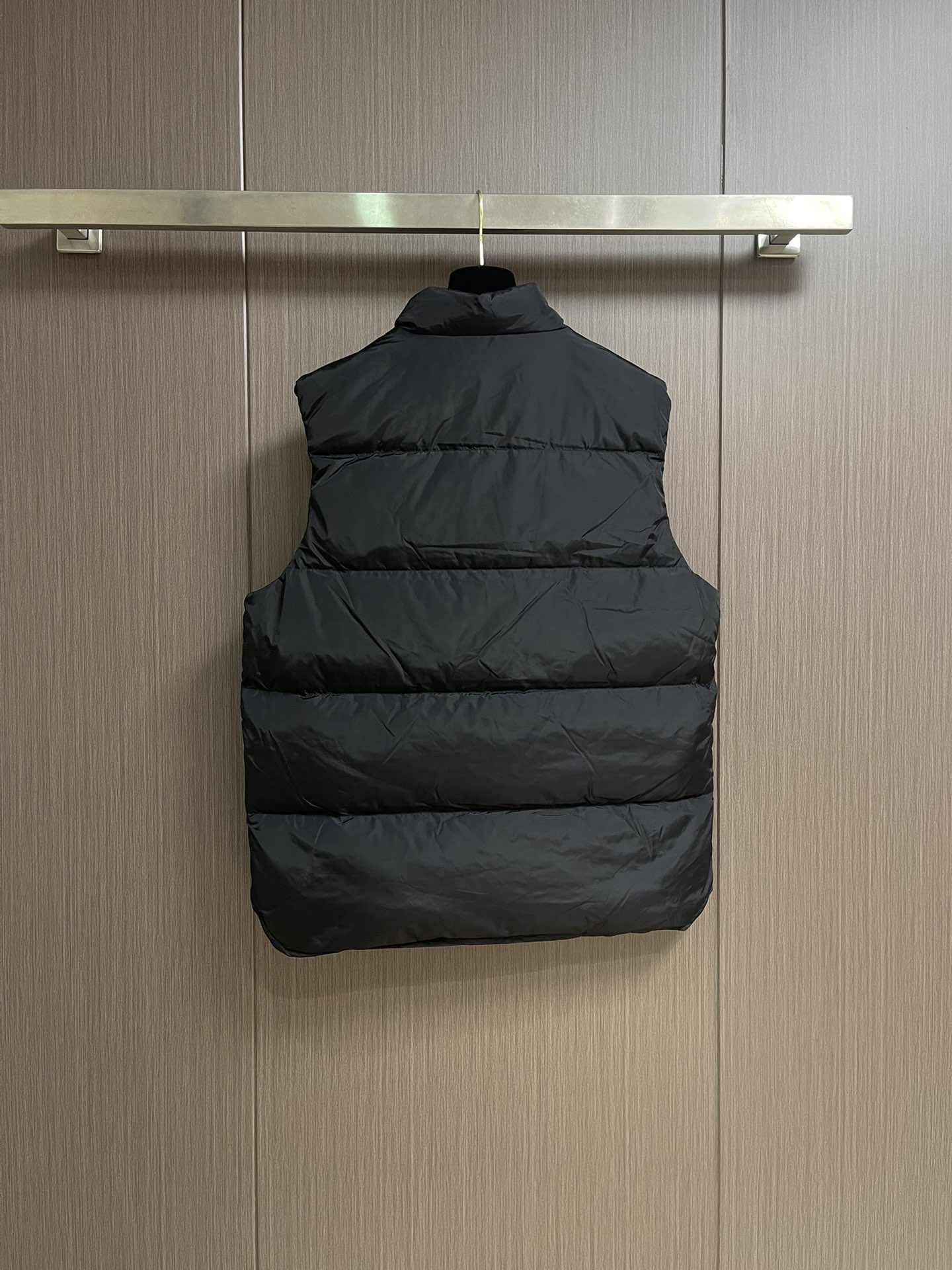 Prada 饰织物三角标羽绒马甲，选品牌标志性的再生尼龙面料，与传统尼龙性能相当，具备高强度，抗撕裂，耐