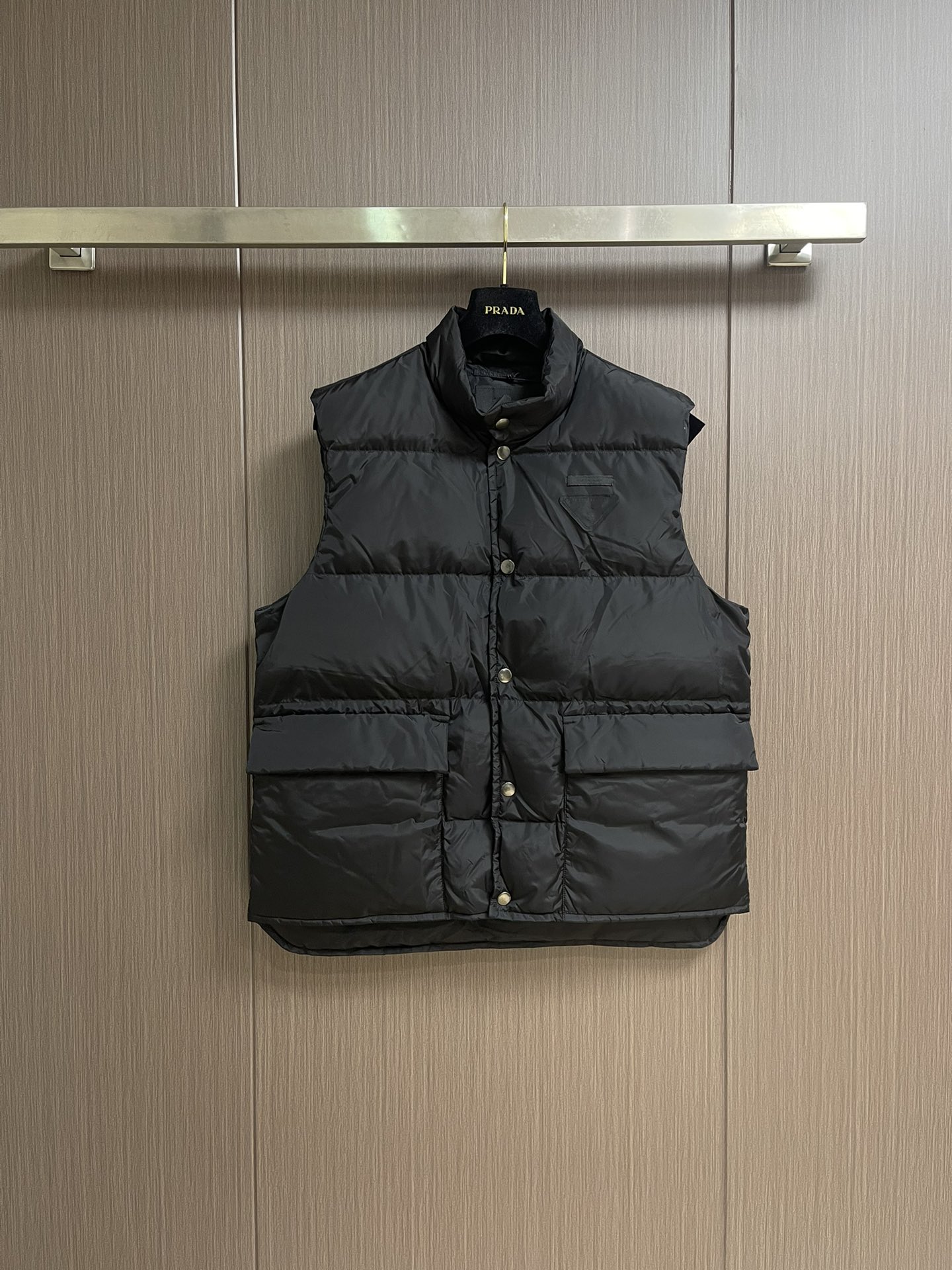 NO:538660,Prada triangular down vest, selected the brand's iconic recycled nylon fabric, which is comparable to traditional nylon, with high strength, tear resistance, wear resistance and other characteristics. Its texture is light and waterproof, and is suitable for multiple scenarios. Its wrinkle and quick drying characteristics are also easy to maintain and maintain daily. The felt cloth material is flatly fixed on the stamping machine. Under the control of the ground, the upper die is driven down at extremely high speed and pressure. The sharp edge is cut off the felt cloth fibers in an instant like a paper cutter. The whole process is completed in milliseconds. The triangle mark shape with no burrs and brushes at the edge is formed through precise calculations. 90 white duck down is selected, and the weight is 160g, ensuring excellent warmth performance. After strict screening and processing, the velvet is not easy to drill velvet, ensuring durability. Size 46-52,,prada,down  Jacket,alexander wang19860909Prada 饰织物三角标羽绒马甲,选品牌标志性的再生尼龙面料,与传统尼龙性能相当,具备高强度,抗撕裂,耐磨损等特性.其质地轻盈,同时又具备防水功能适合多场景需求.抗皱,快干的特点也易于日常打理维护.将毛毡布材料平整的固定在冲压机台上,在地懊恼控制下,驱动上模以极高的速度和压力向下运动,锋利的刃口在压力下,像裁纸刀一样瞬间干净的切断毛毡布纤维,整个过程在毫秒内完成.通过精确的计算形成边缘无毛刺和拉丝的三角标形状.选用90白鸭绒,克重达160g,确保保暖性能卓越.绒子经过严格筛选与处理之后,不易钻绒,保证了耐用性.尺码46-52,,prada,down jacket,alexander wang,Men's clothing