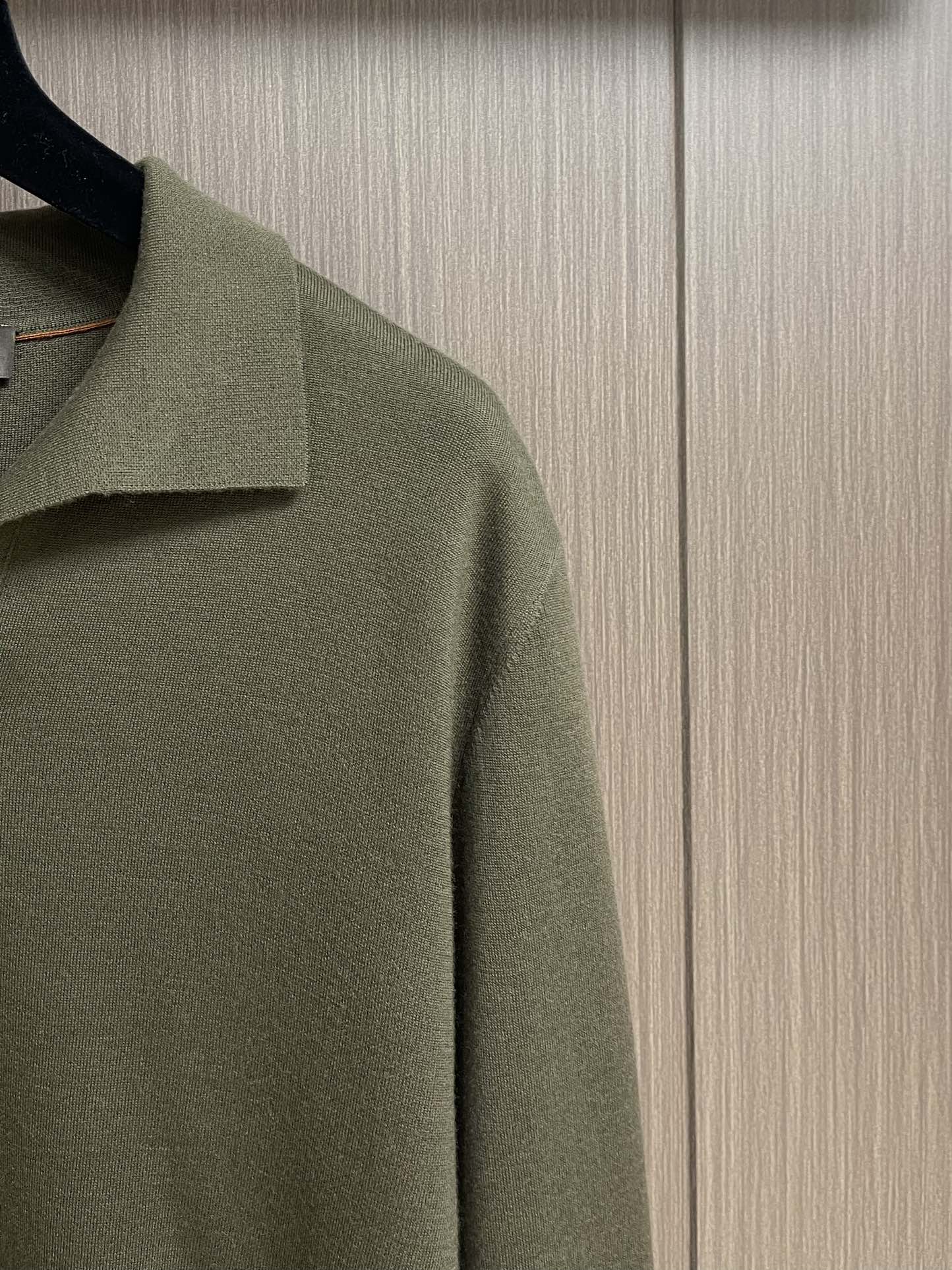 lP🆕 Loro Piana 海鸥领长袖针织Polo，此款面料采用百分百进口羊毛，独家定染经过复杂的加工