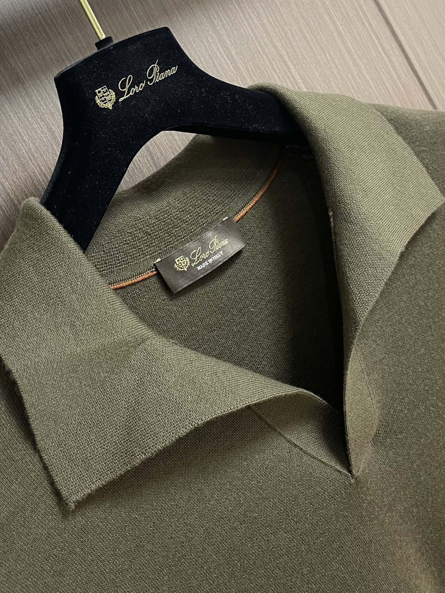 lP🆕 Loro Piana 海鸥领长袖针织Polo，此款面料采用百分百进口羊毛，独家定染经过复杂的加工