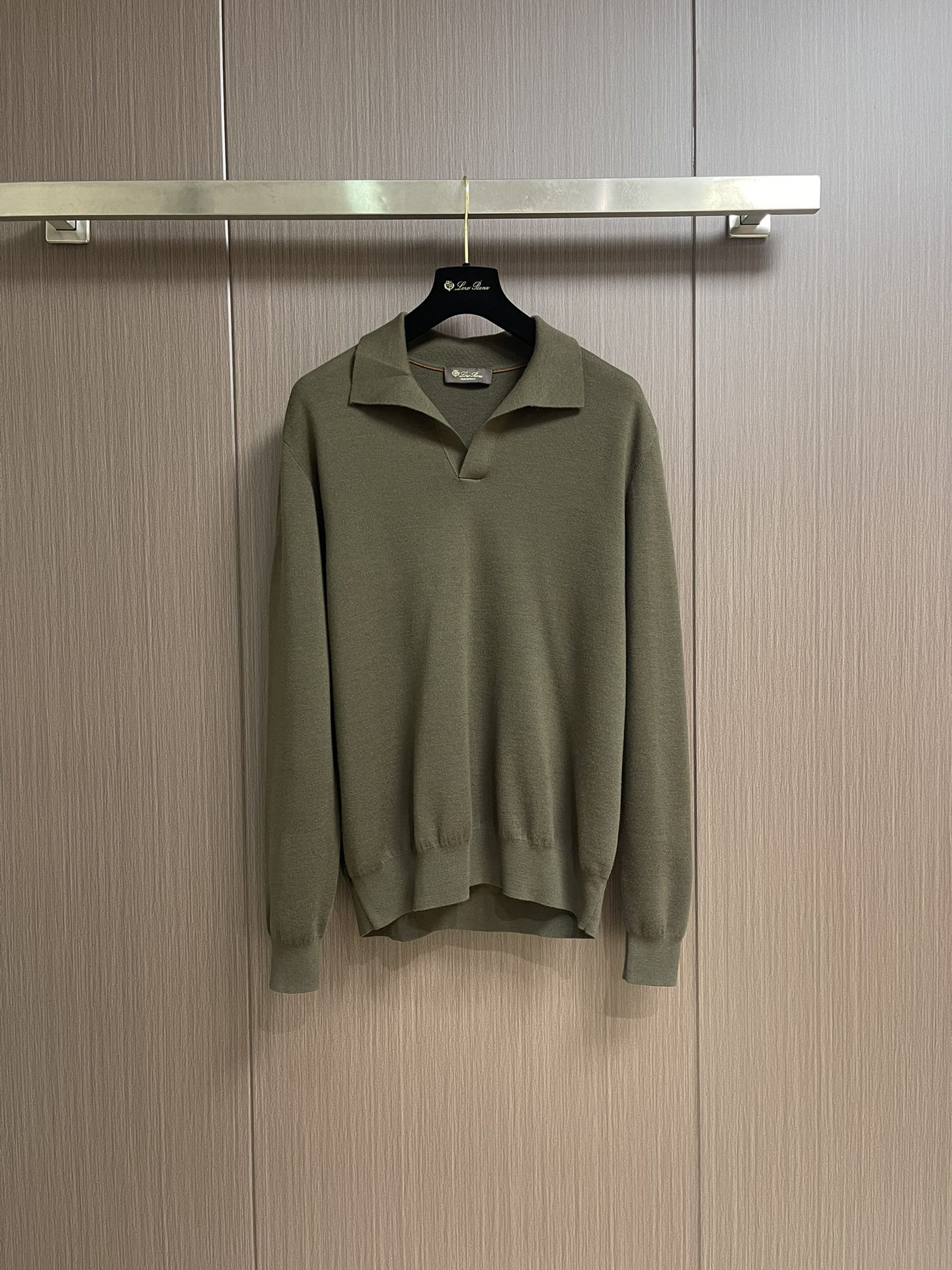lP🆕 Loro Piana 海鸥领长袖针织Polo，此款面料采用百分百进口羊毛，独家定染经过复杂的加工