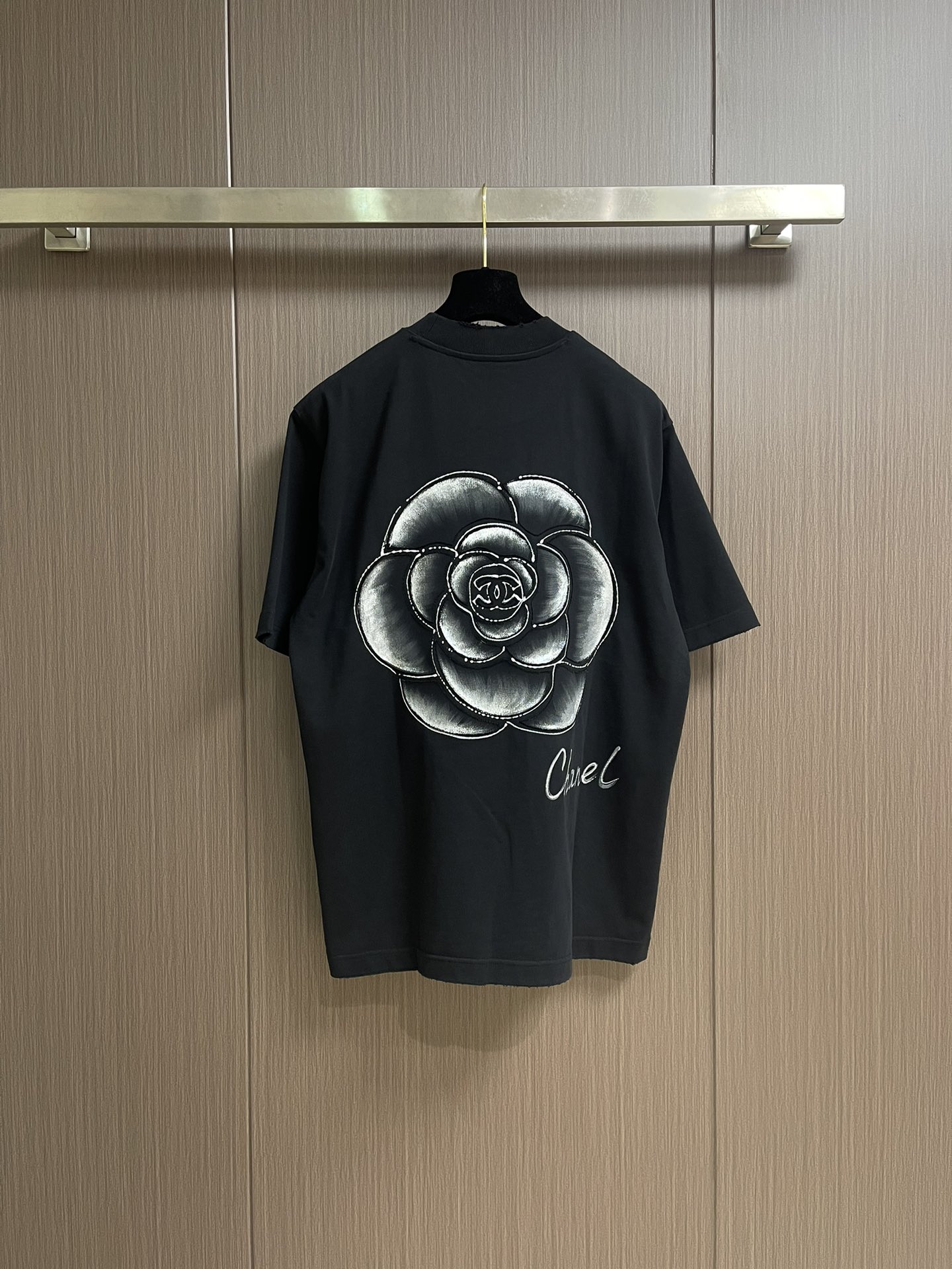 CHANEL 2025SS秋季山茶花标识图案印花短袖T恤，这款短袖将经典与时尚完美融合。沉稳又不失格调，