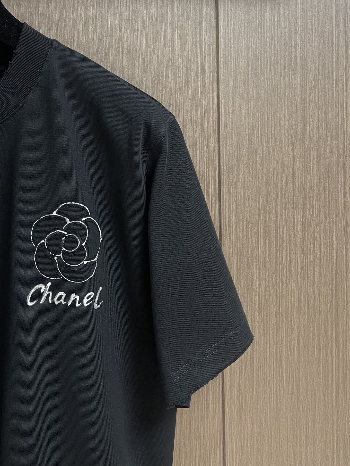 CHANEL 2025SS秋季山茶花标识图案印花短袖T恤，这款短袖将经典与时尚完美融合。沉稳又不失格调，