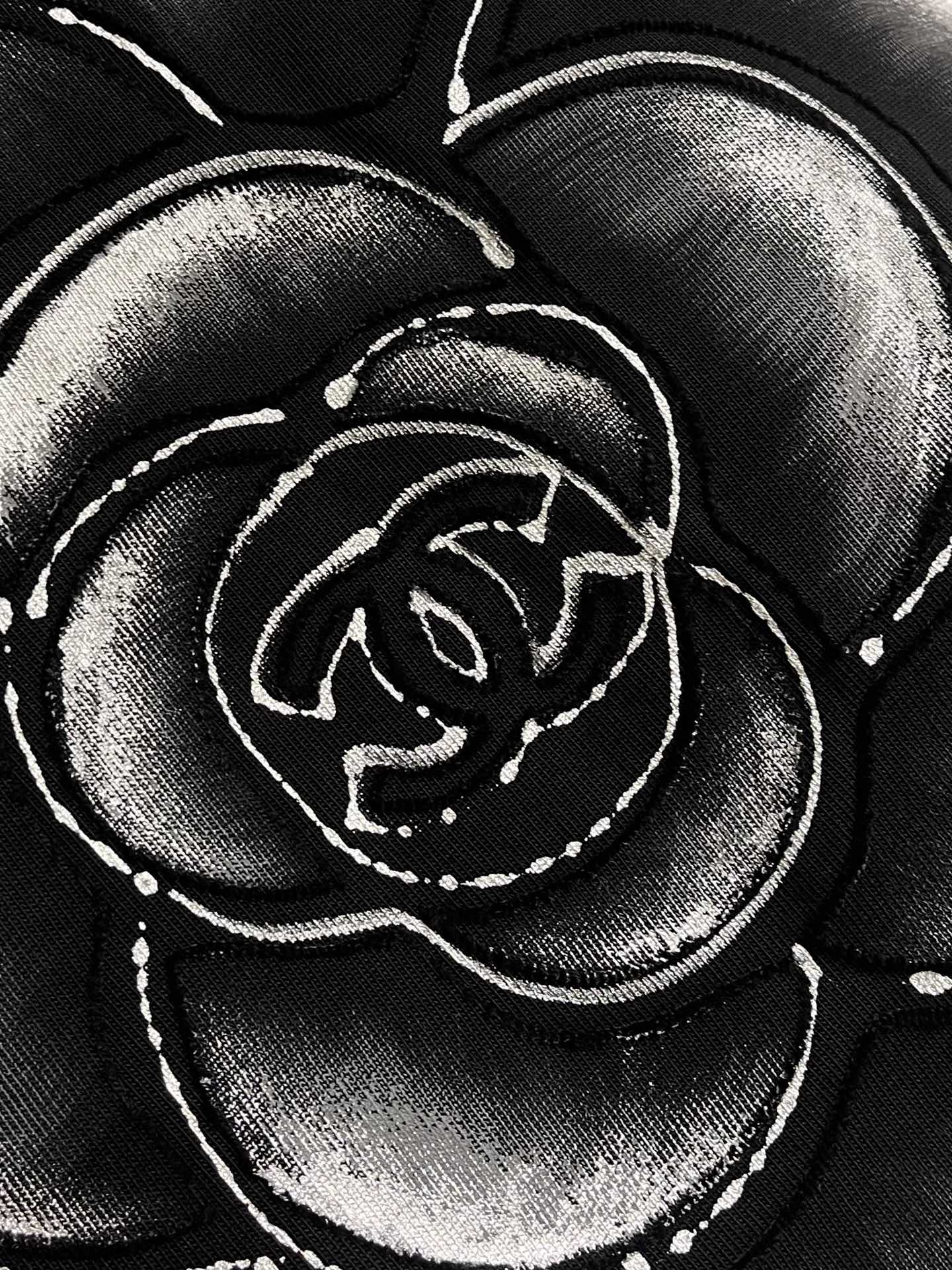 CHANEL 2025SS秋季山茶花标识图案印花短袖T恤，这款短袖将经典与时尚完美融合。沉稳又不失格调，