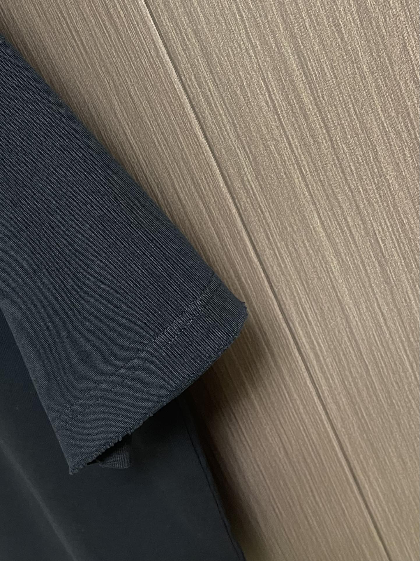 CHANEL 2025SS秋季山茶花标识图案印花短袖T恤，这款短袖将经典与时尚完美融合。沉稳又不失格调，