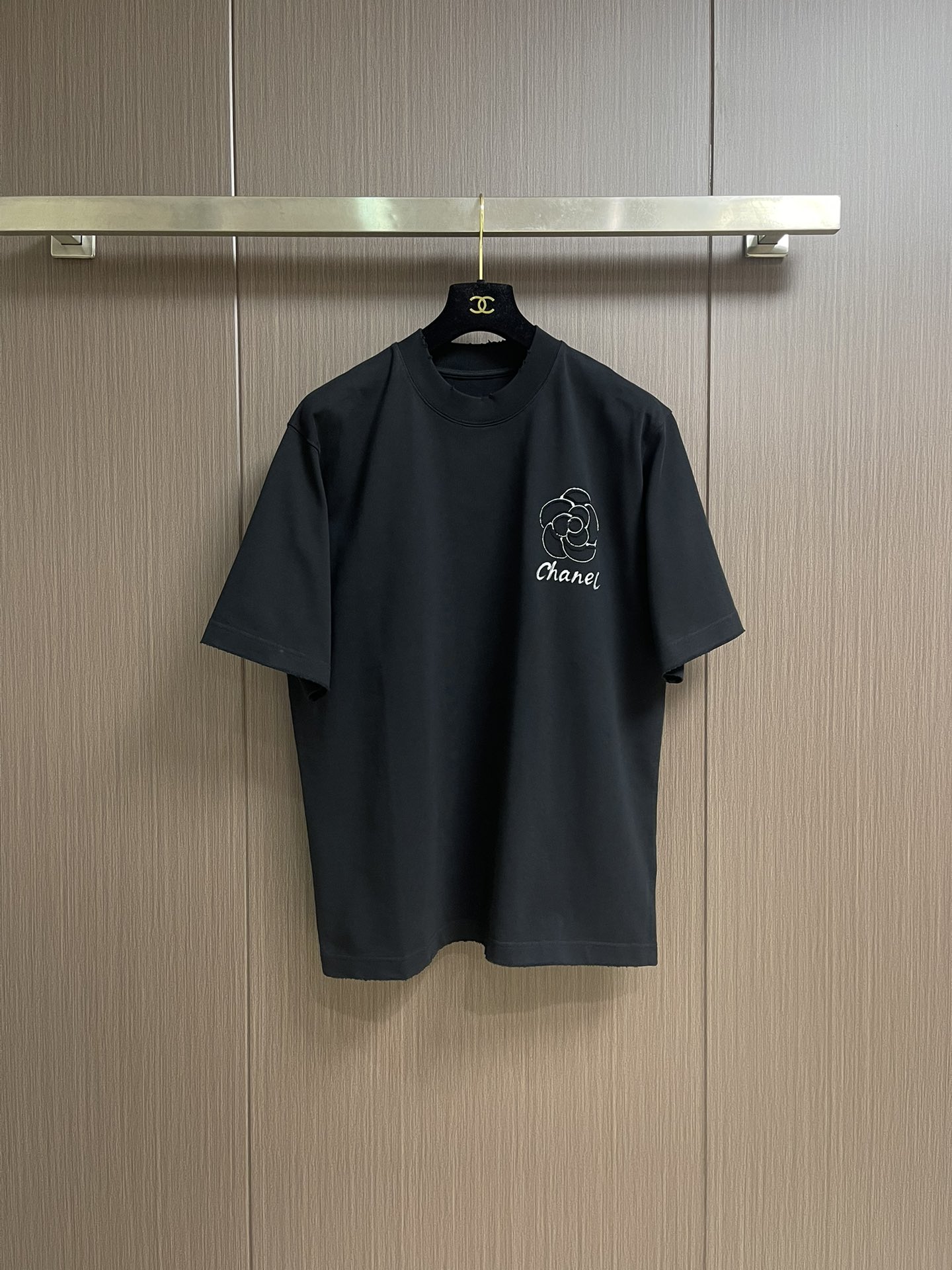 NO:538652,CHANEL 2025SS Autumn Camellia Logo Pattern Printed Short-Sleeve T-shirt, this short-sleeved perfectly blends classic and fashionable. It is calm and yet stylish, showing unique taste. The round neck design is simple and elegant, without picking on the face shape, and it is easy to adapt to various styles. Selected 99% cotton and 1% polyester fabrics, skin-friendly and breathable, comfortable and comfortable to wear, and has a certain crisp feeling and is not easy to deform. Size XS-XL, chanel, T-shirt, tees, t-shirt, alexander wang19860909CHANEL 2025SS秋季山茶花标识图案印花短袖T恤,这款短袖将经典与时尚完美融合.沉稳又不失格调,彰显独特品味.圆领设计简洁大方,不挑脸型,轻松适配各种风格.精选99％棉与1％聚酯纤维面料,亲肤透气,穿着舒适自在,且有一定挺括感,不易变形.尺码XS-XL,,chanel,T-shirt,tees，t-shirt,alexander wang,Men's clothing