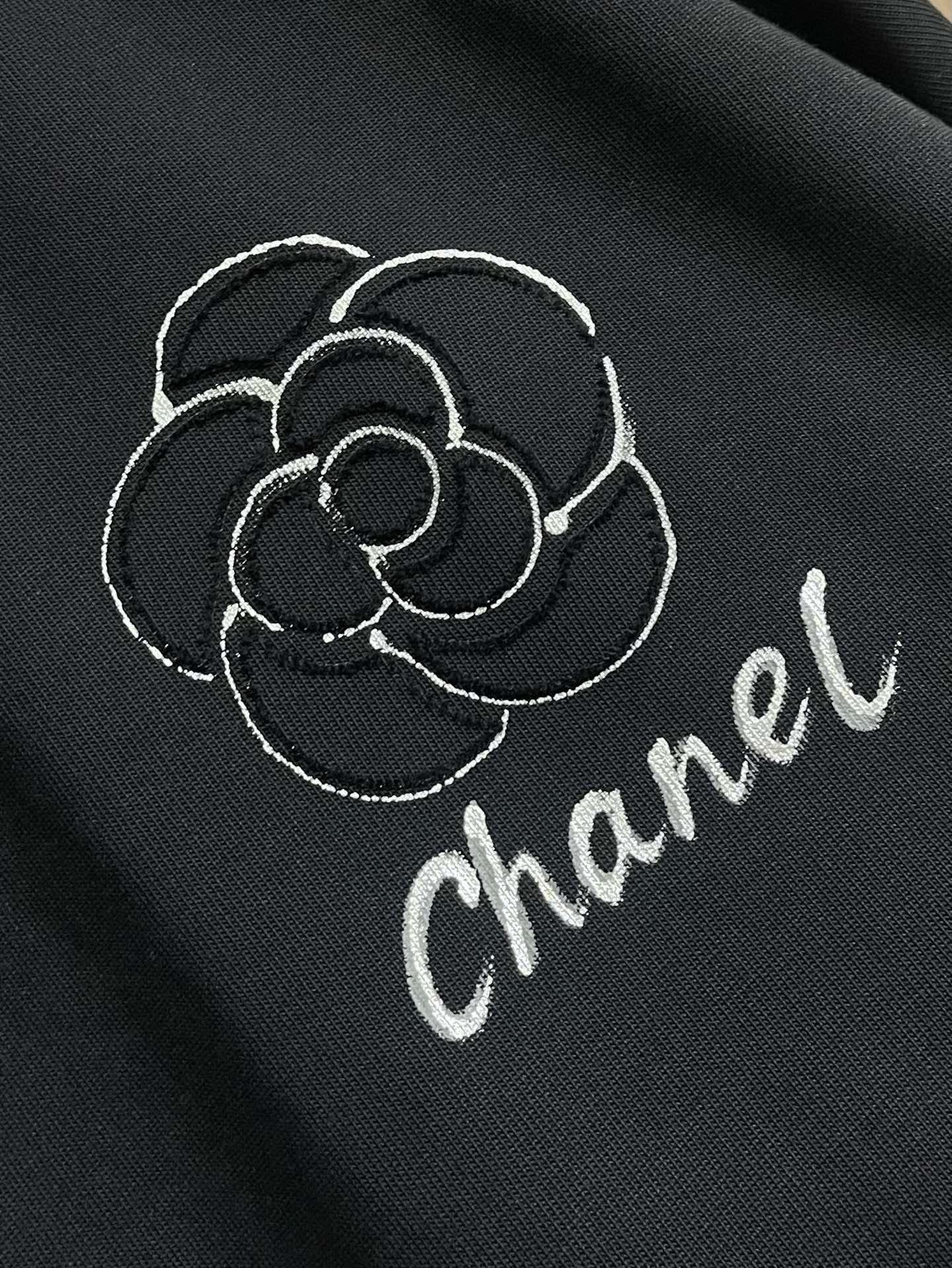 CHANEL 2025SS秋季山茶花标识图案印花短袖T恤，这款短袖将经典与时尚完美融合。沉稳又不失格调，