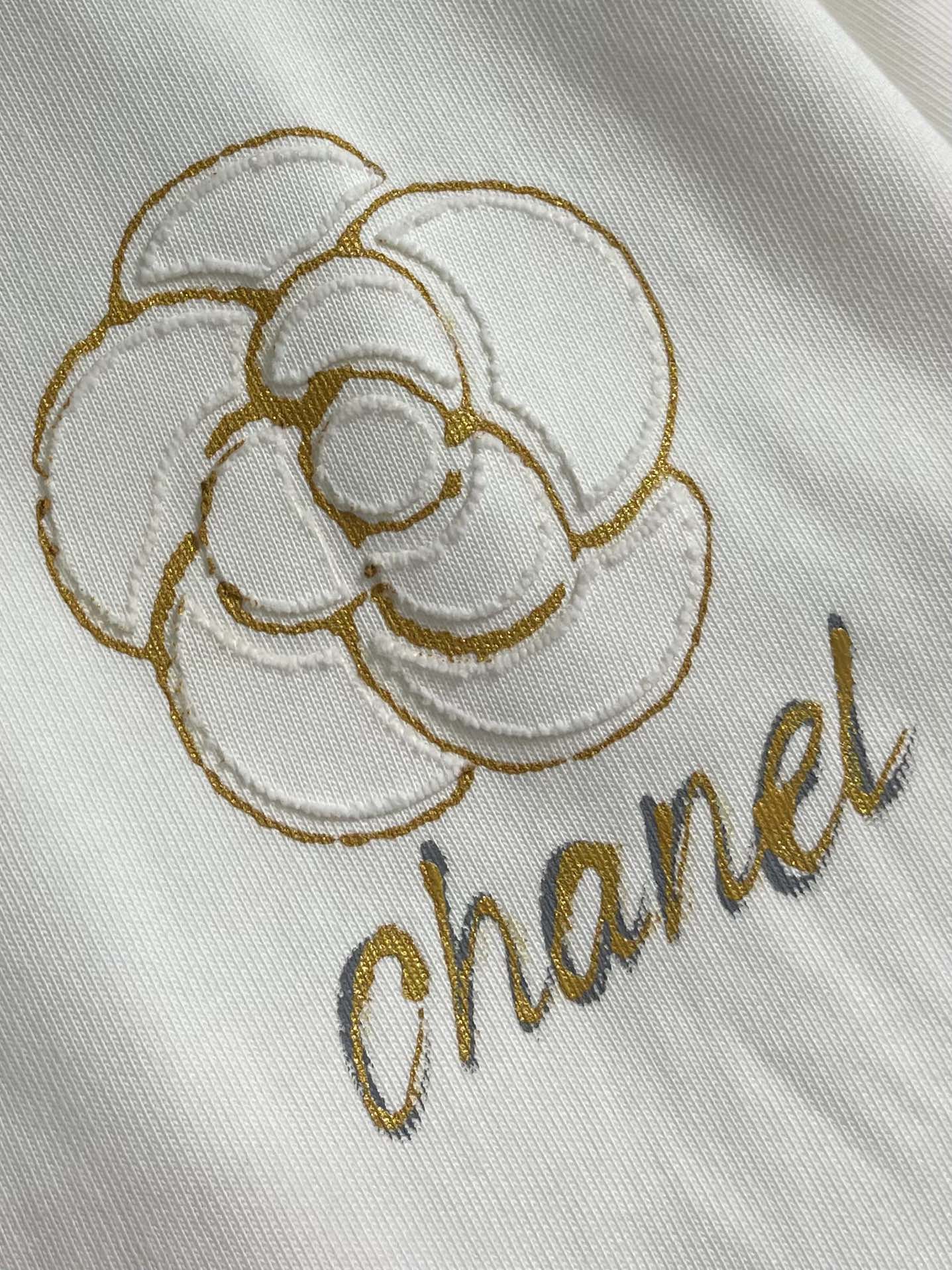 CHANEL 2025SS秋季山茶花标识图案印花短袖T恤，这款短袖将经典与时尚完美融合。沉稳又不失格调，