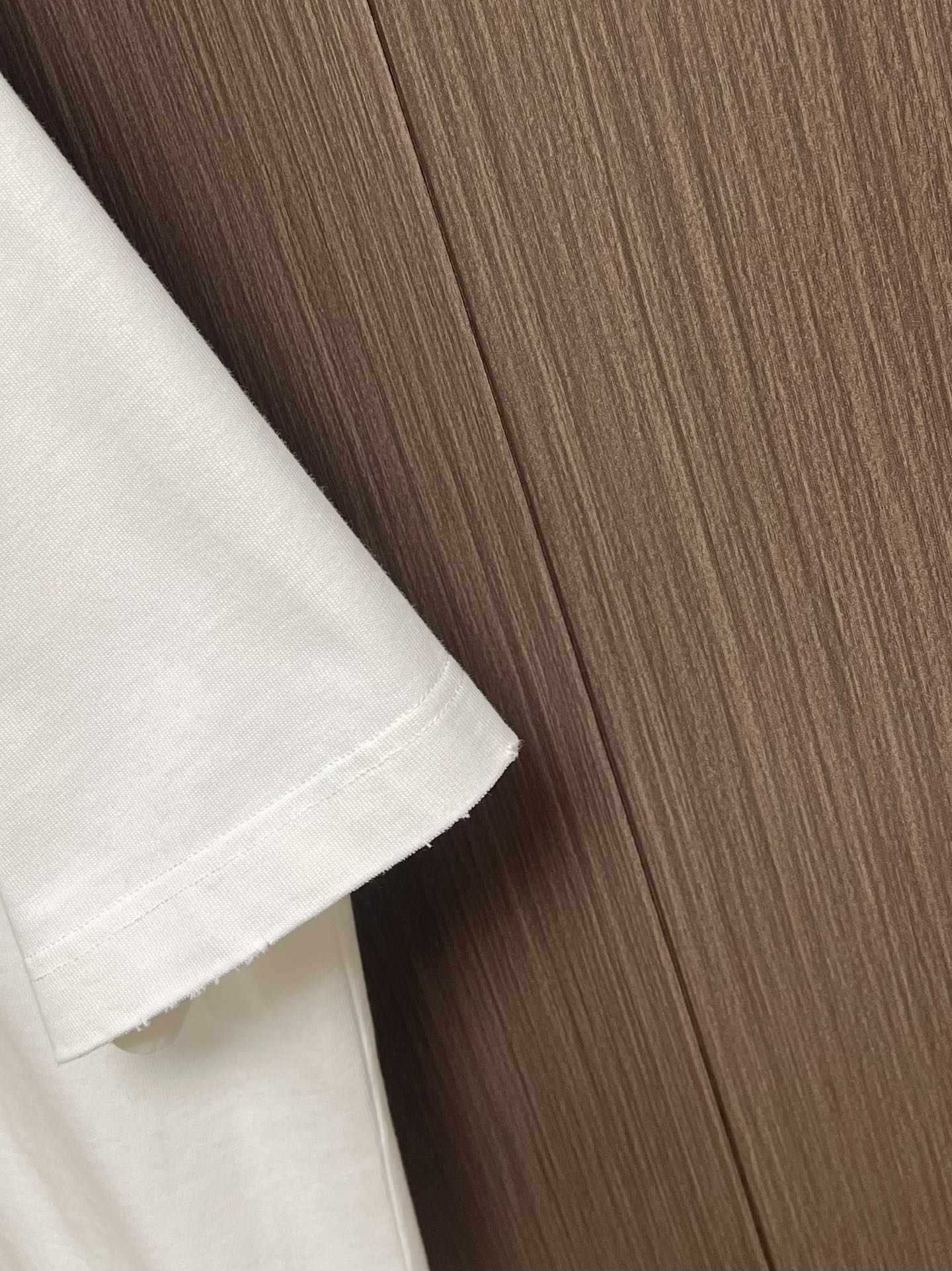 CHANEL 2025SS秋季山茶花标识图案印花短袖T恤，这款短袖将经典与时尚完美融合。沉稳又不失格调，