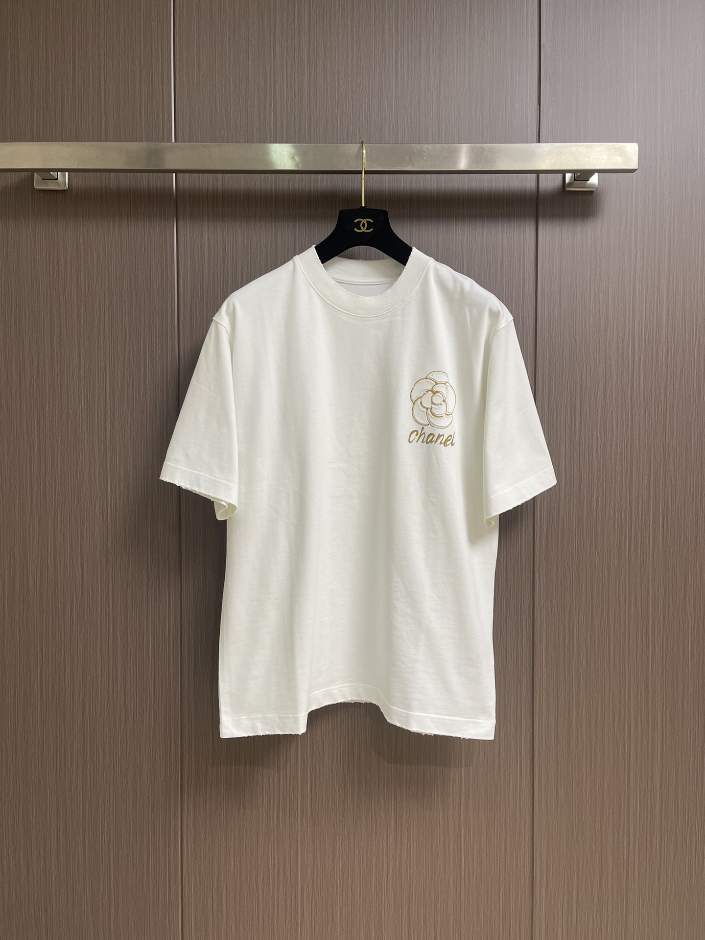 CHANEL 2025SS秋季山茶花标识图案印花短袖T恤，这款短袖将经典与时尚完美融合。沉稳又不失格调，