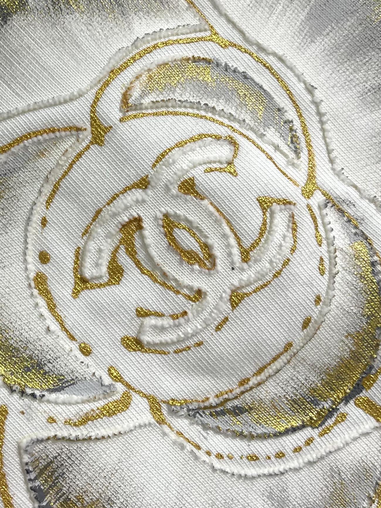 CHANEL 2025SS秋季山茶花标识图案印花短袖T恤，这款短袖将经典与时尚完美融合。沉稳又不失格调，