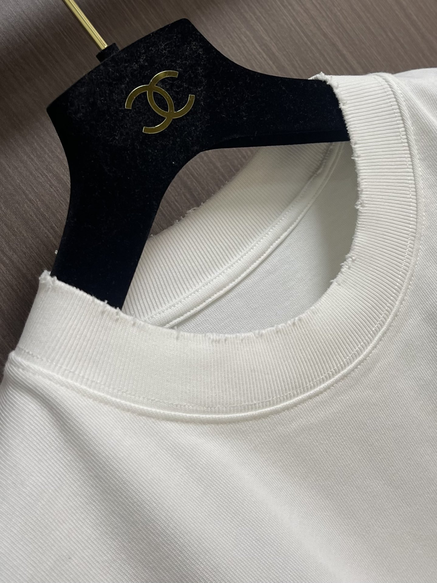 CHANEL 2025SS秋季山茶花标识图案印花短袖T恤，这款短袖将经典与时尚完美融合。沉稳又不失格调，