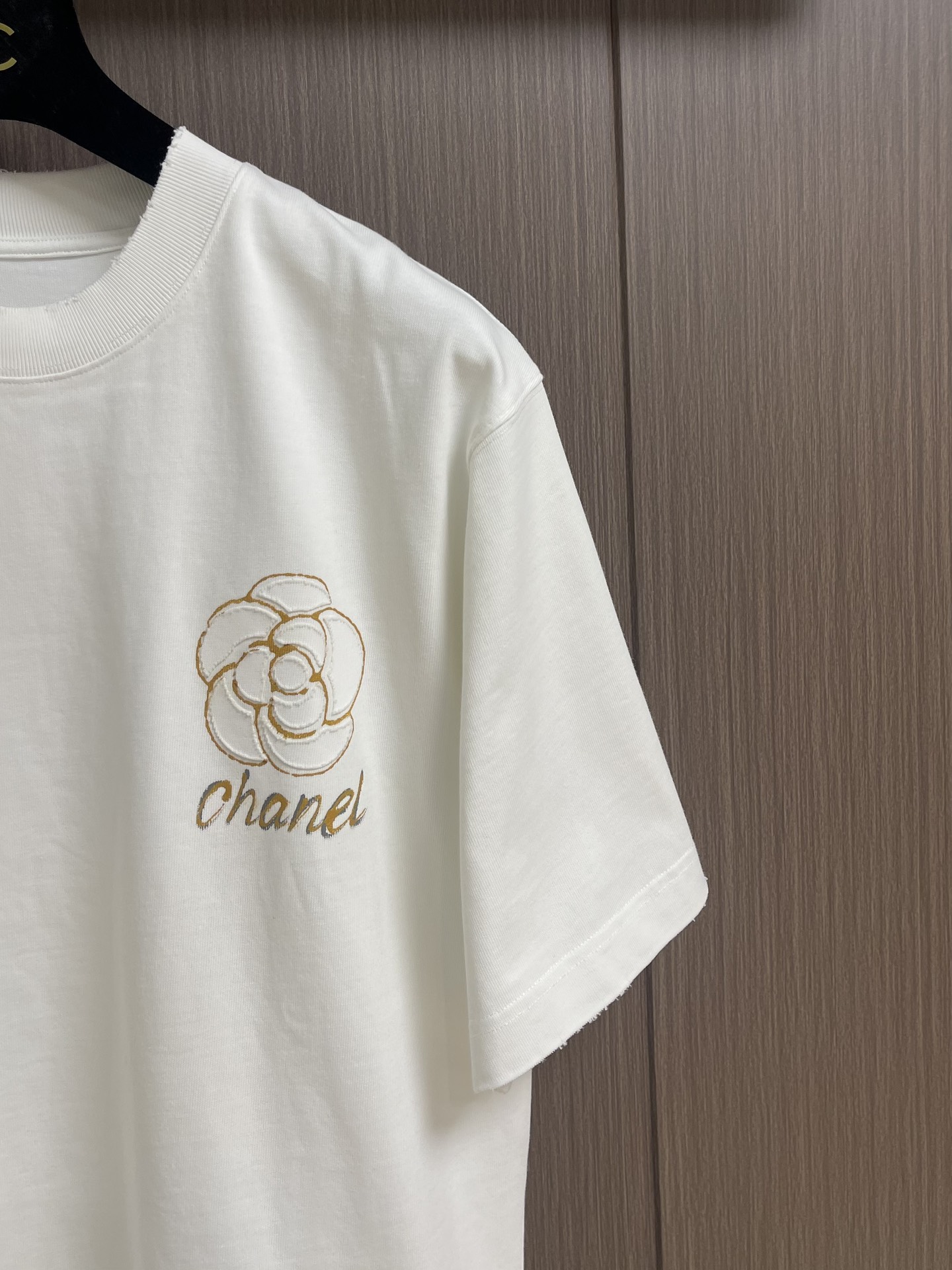 CHANEL 2025SS秋季山茶花标识图案印花短袖T恤，这款短袖将经典与时尚完美融合。沉稳又不失格调，