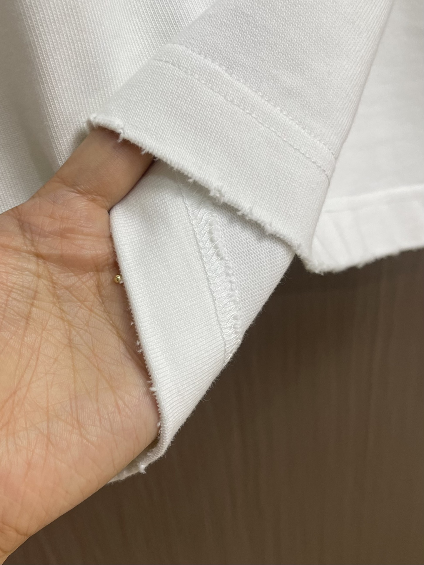 CHANEL 2025SS秋季山茶花标识图案印花短袖T恤，这款短袖将经典与时尚完美融合。沉稳又不失格调，