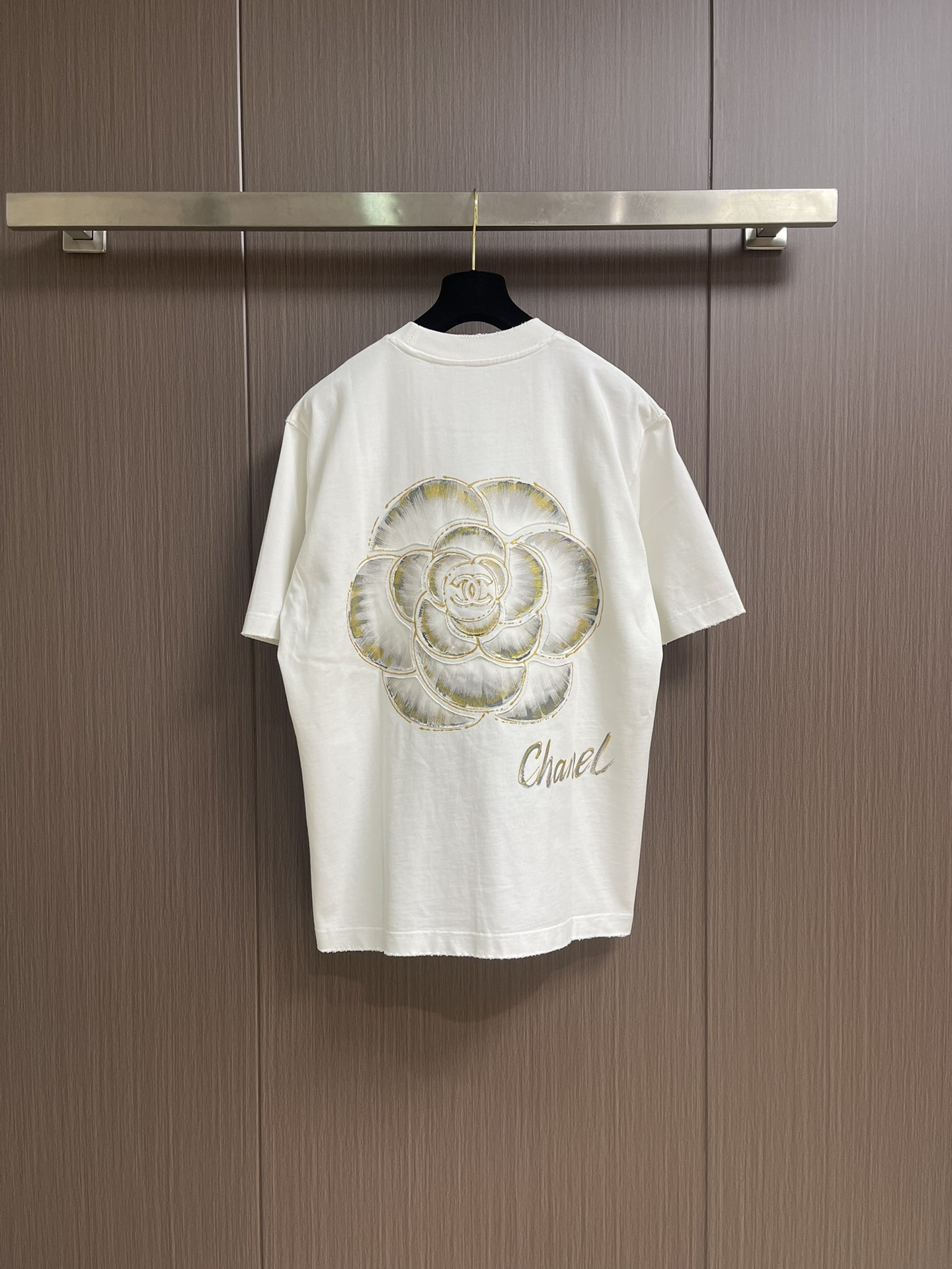 CHANEL 2025SS秋季山茶花标识图案印花短袖T恤，这款短袖将经典与时尚完美融合。沉稳又不失格调，