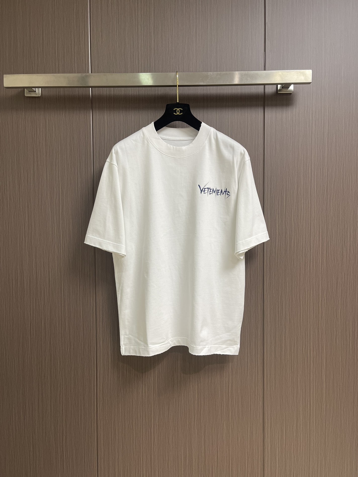 NO:538675,Vetements 2025ss logo letter printed round neck short-sleeved T-shirt. It uses 32 180g fabric, which is consistent with YB, has excellent feel, and all craftsmanship follows the end. The picture is intuitive and any details. The same style for men and women. Size XS-XL, T-shirt,tees, t-shirt, alexander wang19860909Vetements 维特萌 2025ss logo字母印花圆领短袖T恤.采用32支180g面料,与YB一致,手感极佳,所有工艺跟到尾.图片直观任何细节.男女同款.尺码XS-XL,,T-shirt,tees，t-shirt,alexander wang,Men's clothing