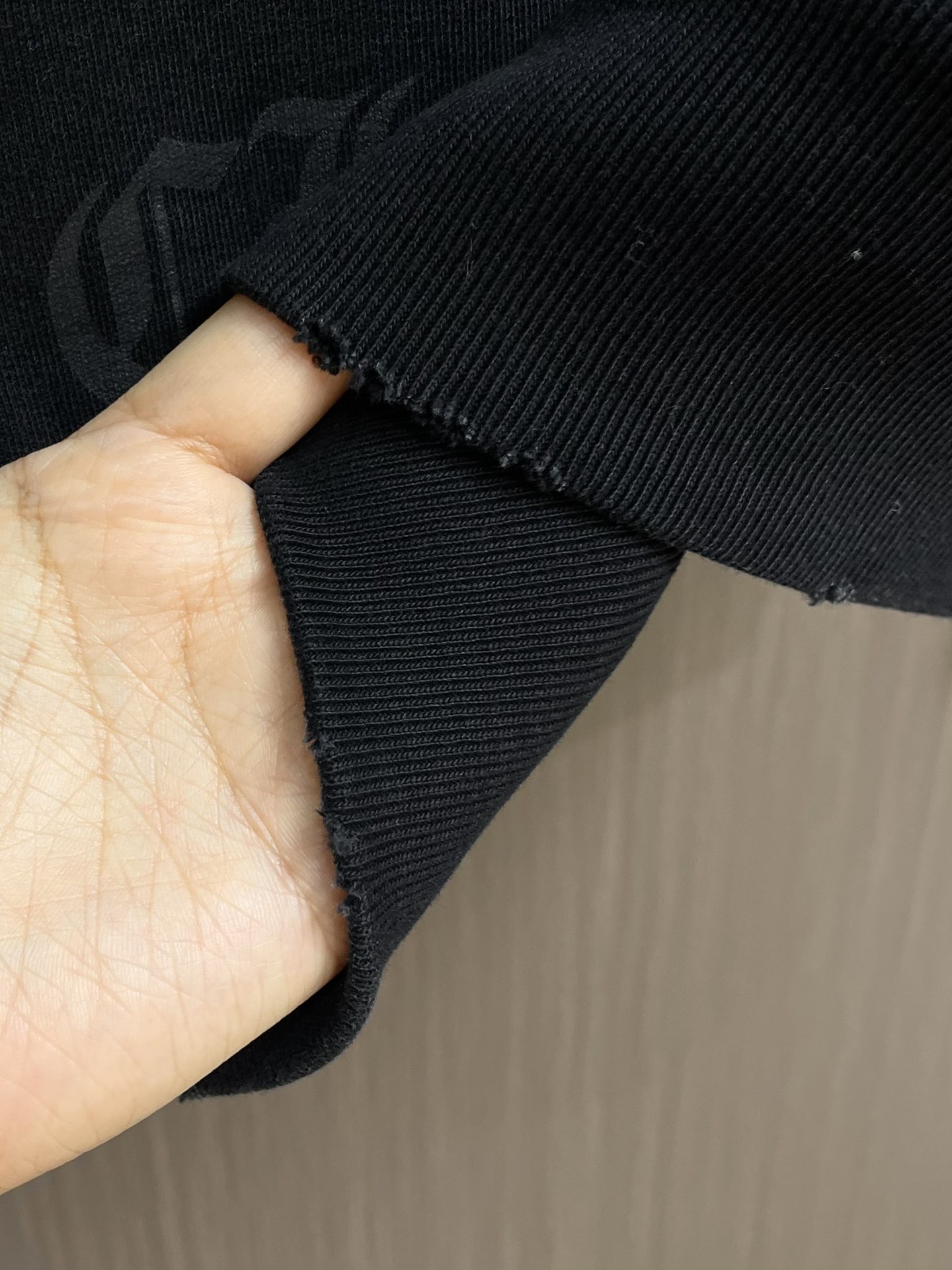 CH 克罗心连帽卫衣，暗黑设计也能如此高级。此款采用客供面料打造，质感硬朗挺拔有型，版型立体精致不易起皱