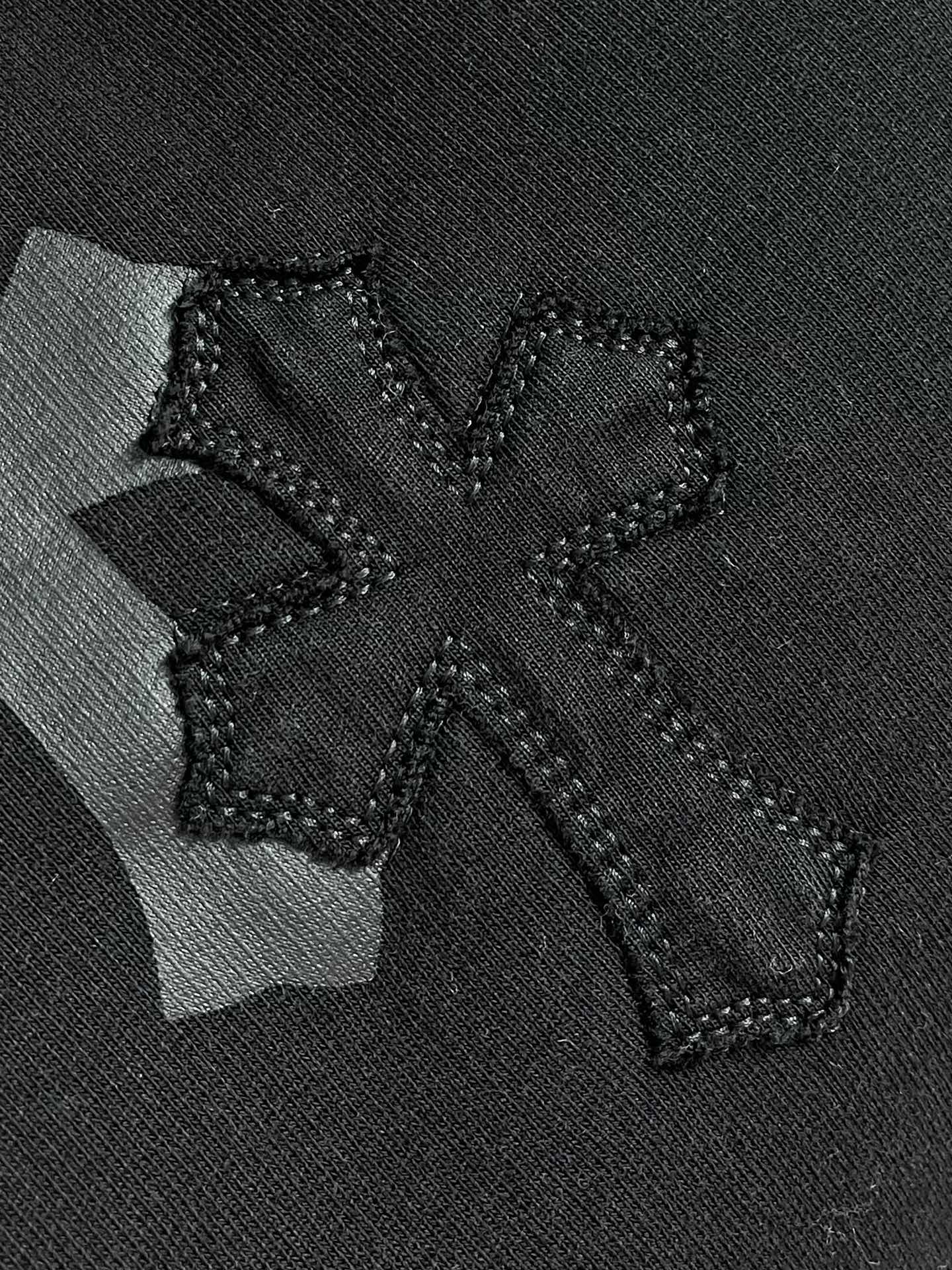 CH 克罗心连帽卫衣，暗黑设计也能如此高级。此款采用客供面料打造，质感硬朗挺拔有型，版型立体精致不易起皱