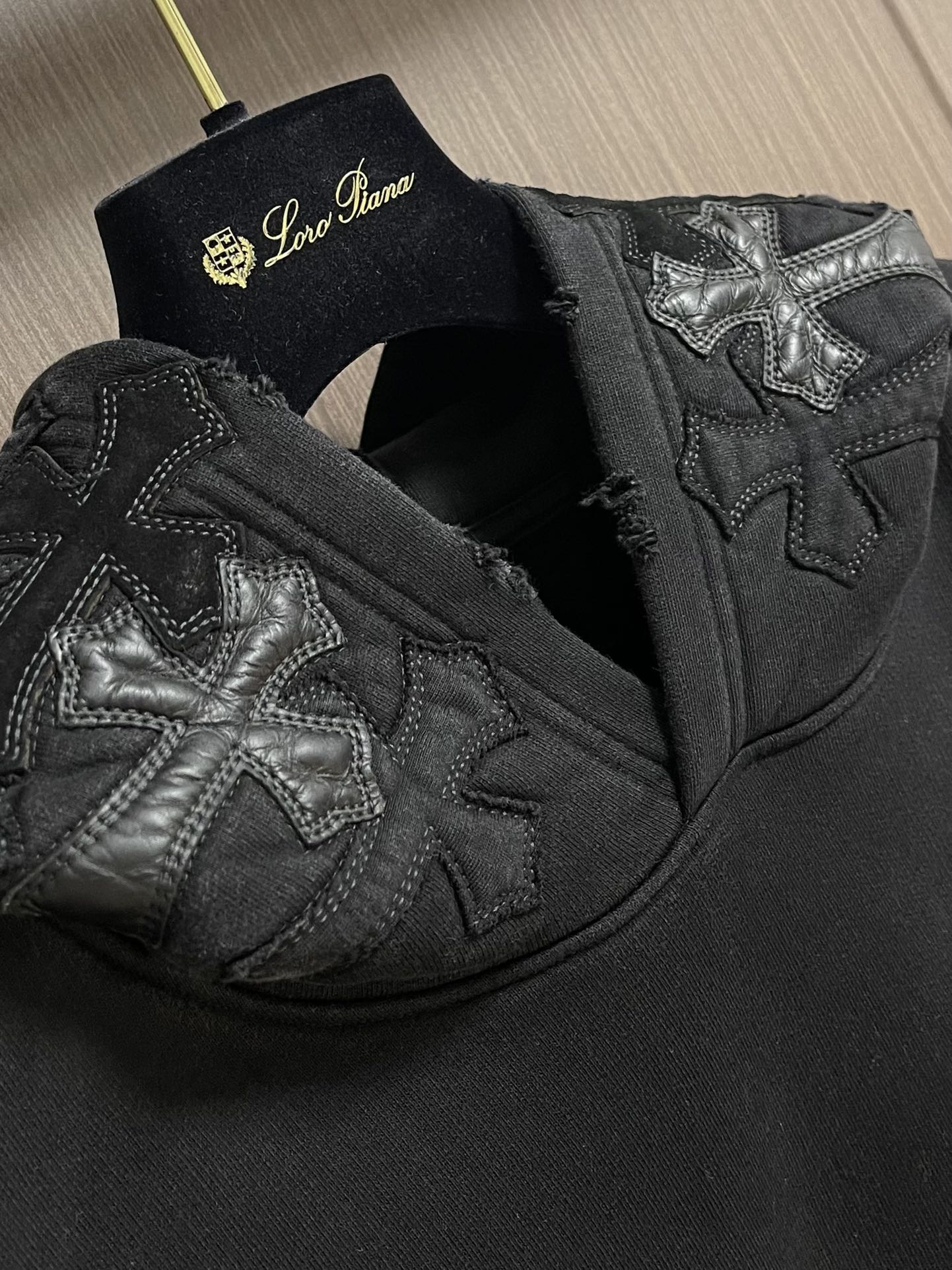 CH 克罗心连帽卫衣，暗黑设计也能如此高级。此款采用客供面料打造，质感硬朗挺拔有型，版型立体精致不易起皱