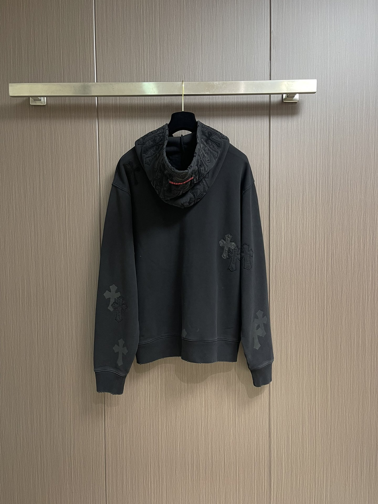 CH 克罗心连帽卫衣，暗黑设计也能如此高级。此款采用客供面料打造，质感硬朗挺拔有型，版型立体精致不易起皱