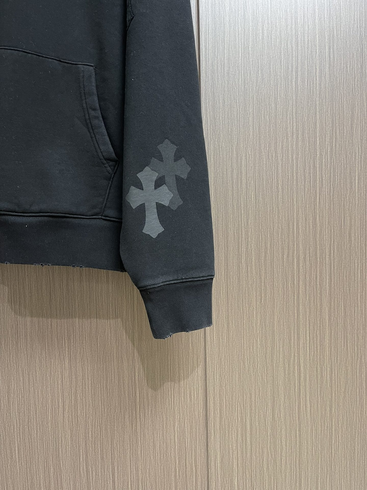 CH 克罗心连帽卫衣，暗黑设计也能如此高级。此款采用客供面料打造，质感硬朗挺拔有型，版型立体精致不易起皱