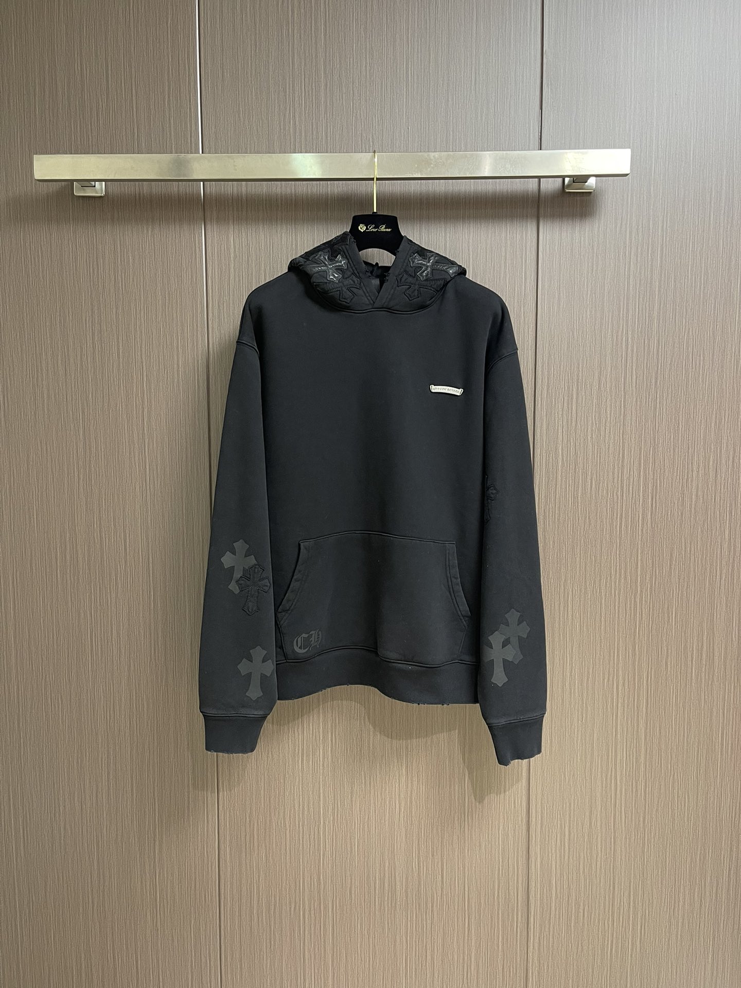 NO:538650,CH Croxin hooded sweatshirt, dark design can be so high-end. This model is made of customer-supplied fabrics, with a tough and upright texture, three-dimensional and exquisite style, and is not easy to wrinkle. The upper body is comfortable but not loses softness. The cross-shaped logo embroidery of the leather cross-shaped logo is very conspicuous. It shows exquisite workmanship and the ultimate sense of perfect detail!  The casual and sports cutting design is very fashionable and young, and it is also the kind of item that everyone needs. It is basic and versatile and has detailed elements. Size S-XL, chrome hearts, hoodie, sweatshirts, hats, alexander wang19860909CH 克罗心连帽卫衣,暗黑设计也能如此高级.此款采用客供面料打造,质感硬朗挺拔有型,版型立体精致不易起皱,上身舒适却不失柔软度,拼皮十字花字标识刺绣,非常显眼.彰显精湛的做工与完美至极的细节感！休闲运动的裁剪设计,版型非常时尚显年轻,也是人人都需要的那种单品,又基础百搭又有细节化元素.尺码S-XL,,chrome hearts,hoodie,sweatshirts,hats,alexander wang,Men's clothing