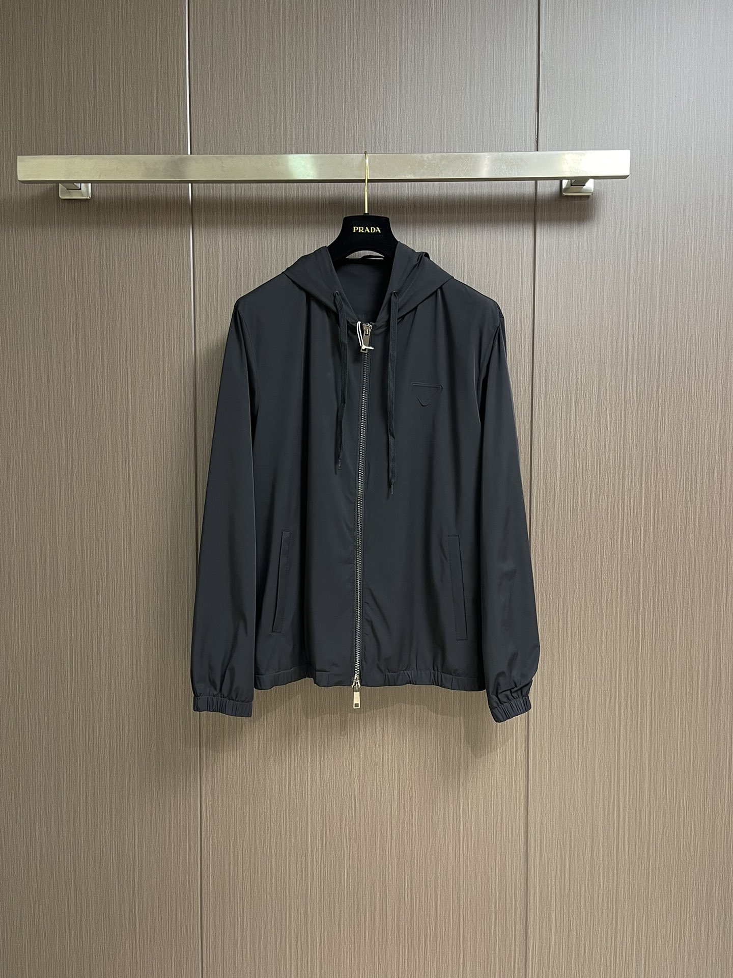 NO:538670,Prada 2025s autumn and winter series minimalist functional jacket jacket, selected soft fabrics, as warm and natural as early autumn wheat fields. The splicing cut out three-dimensional outlines at the rotator cuffs, and the storage hooded design meets the needs of changeable weather. It is the perfect balance between the city and nature. The through-type black zipper is like a neat dividing line, and the symmetrical pockets on both sides take into account both practicality and aesthetics. The triangle logo is looming﹣﹣ This is a secret handshake gift from PRADA to those who understand. Size S-XXL, prada, jackets & coats, jackets & coats, hats, alexander wang19860909Prada 2025s秋冬系列极简机能夹克外套,精选柔润面料,如初秋麦田般温暖自然.拼接剪裁在肩袖处勾勒立体轮廓,可收纳连帽设计满足多变天气需求,是都市与自然的完美平衡.贯穿式黑拉链如一道利落分割线,两侧对称口袋兼顾实用与美学.三角徽标若隐若现﹣﹣这是PRADA给懂行者的秘密握手礼 尺码S-XXL,,prada,jackets & coats,jackets & coats,hats,alexander wang,Men's clothing